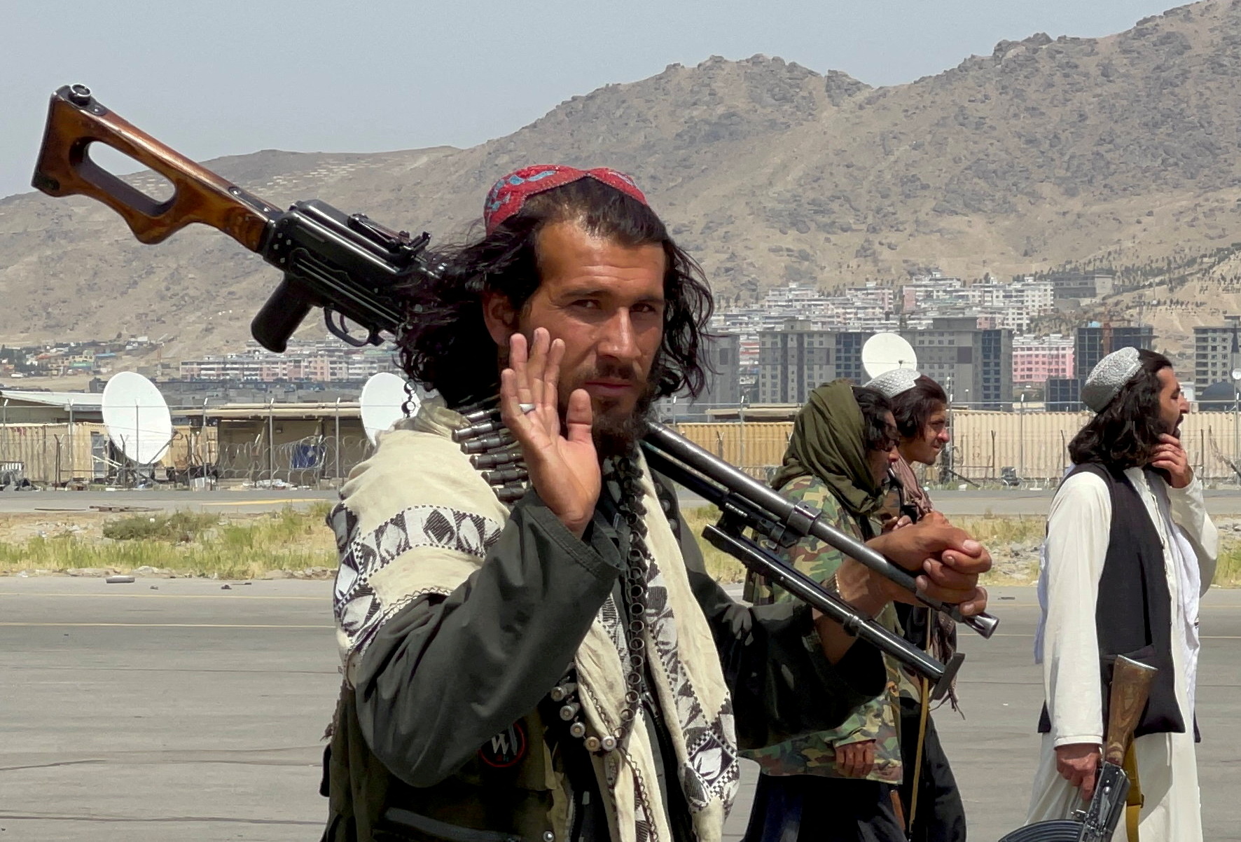 FOTO DE ARCHIVO: Fuerzas talibanes patrullan en una pista de aterrizaje un día después de la retirada de las tropas estadounidenses del aeropuerto internacional Hamid Karzai en Kabul, Afganistán 31 de agosto de 2021. REUTERS