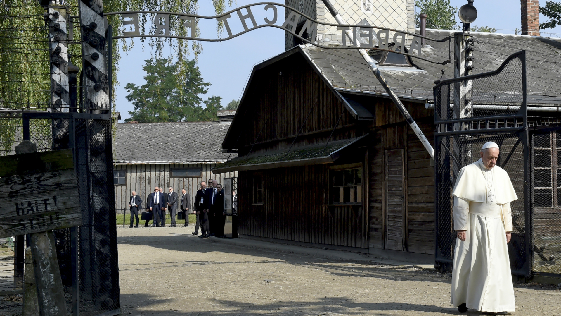 El Sumo Pontífice oró en silencio en el campo de concentración de Auschwitz 