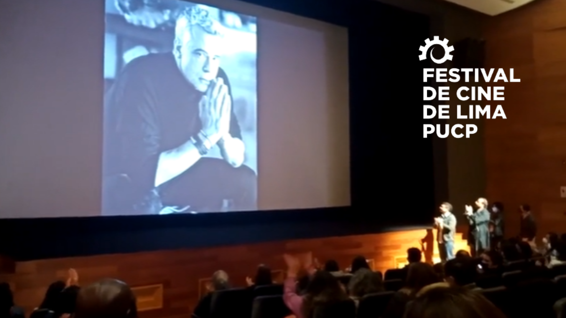 Diego Bertie es despedido en medio de aplausos durante un homenaje en el Festival de Cine de Lima