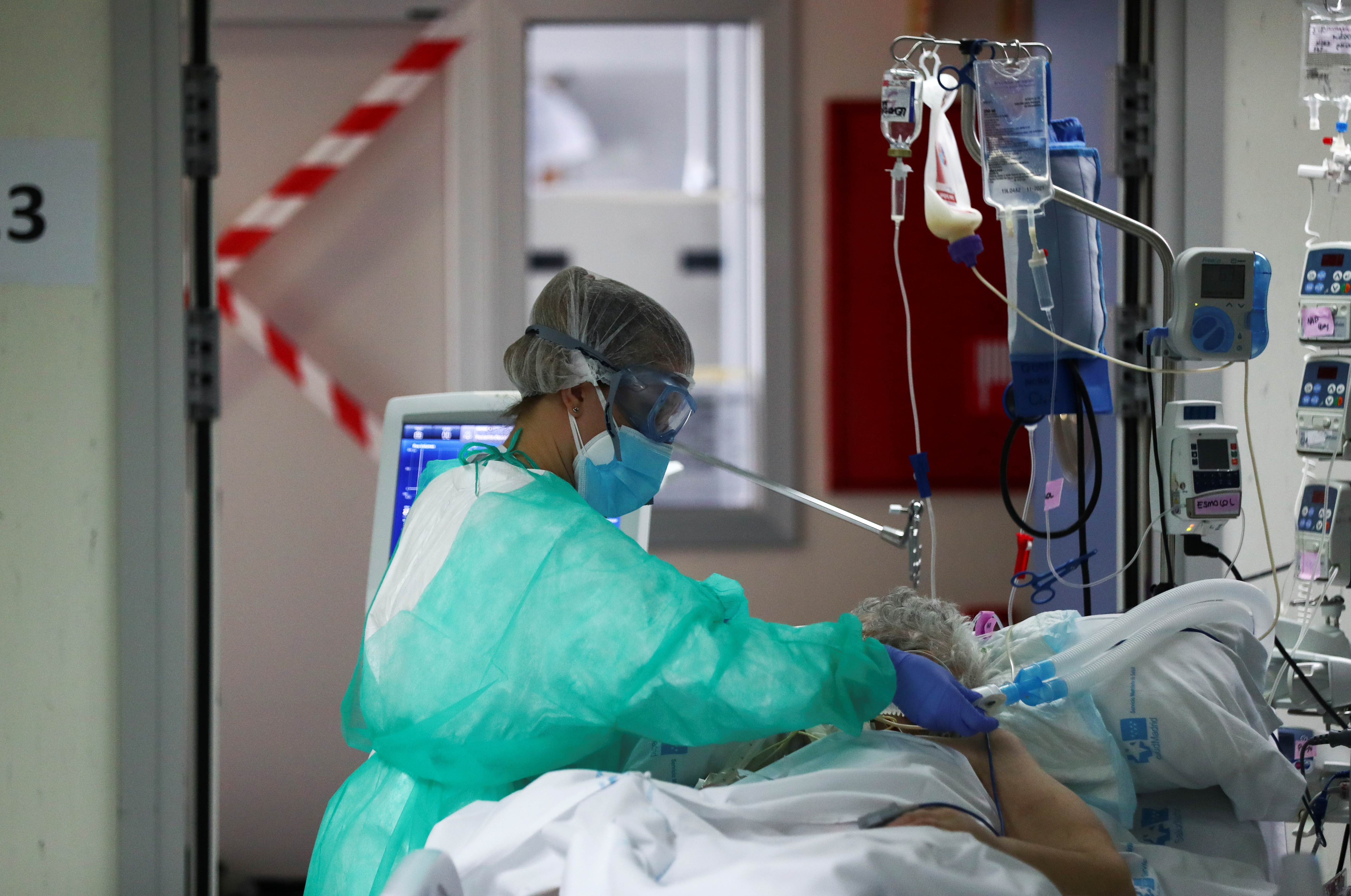 Una doctora atiende a un paciente con coronavirus en el hospital de La Paz, en Madrid (Reuters)