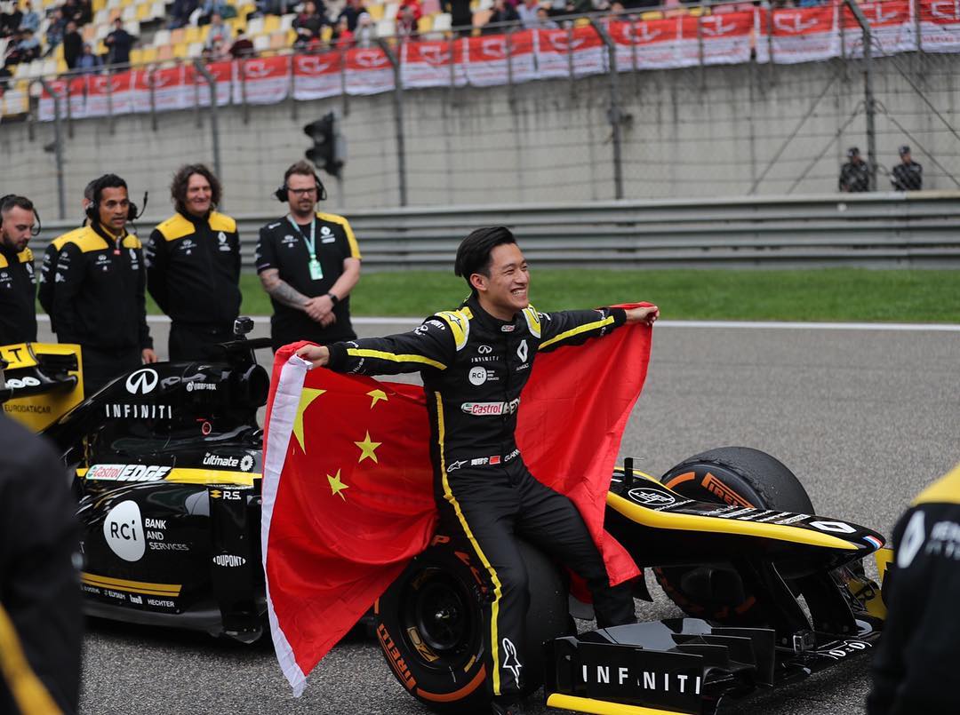 En el Autódromo de Shanghái en una exhibición con un Renault de F1 y alentado por su gente (@gyzhou_33)