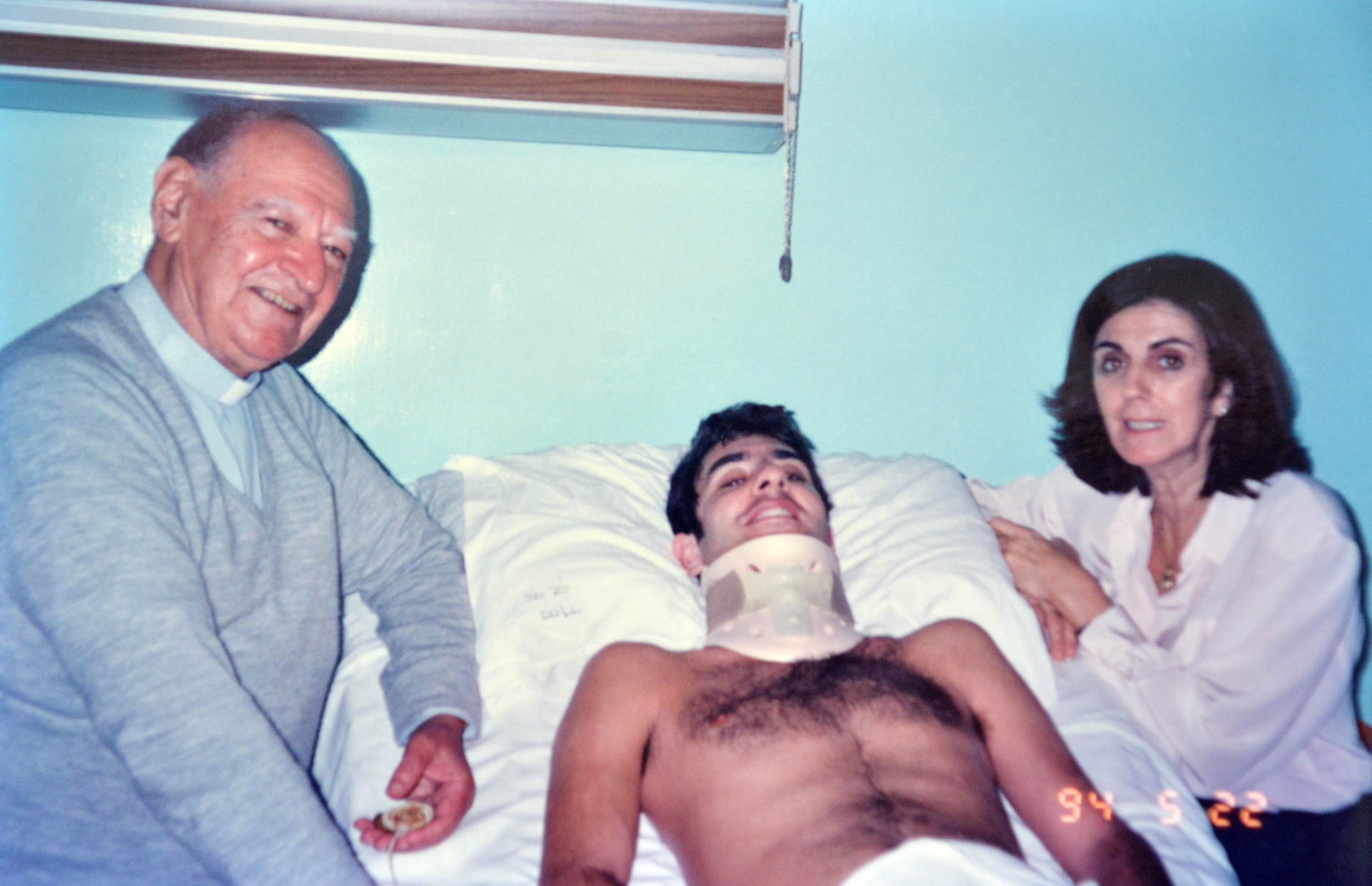En la cama del hospital Británico, junto al padre Rivero, ya fallecido, quien lo bautizó al nacer; y su madre, Lilyan Lloveras