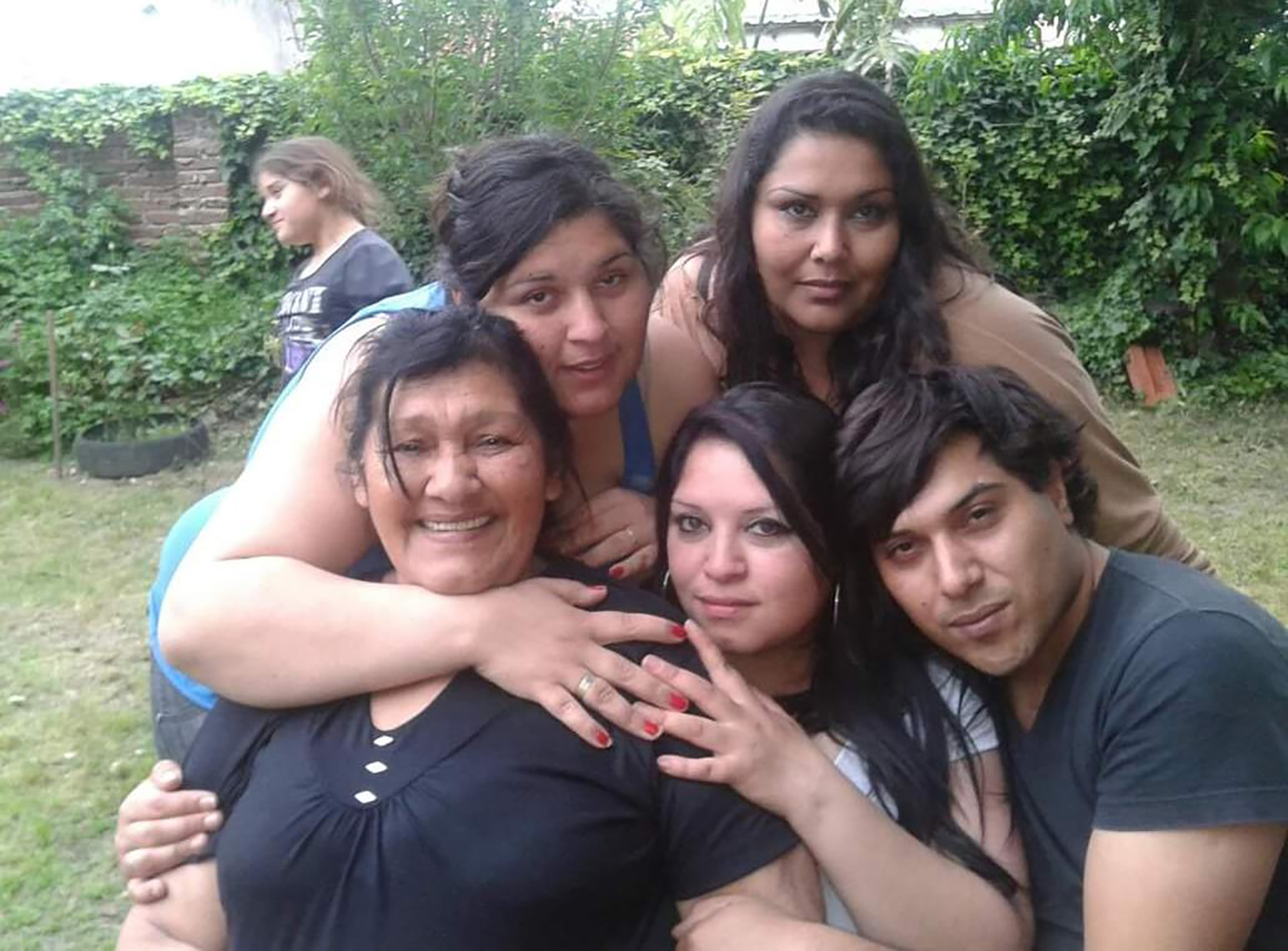 Dominga rodeada de alguno de sus nueve hijos