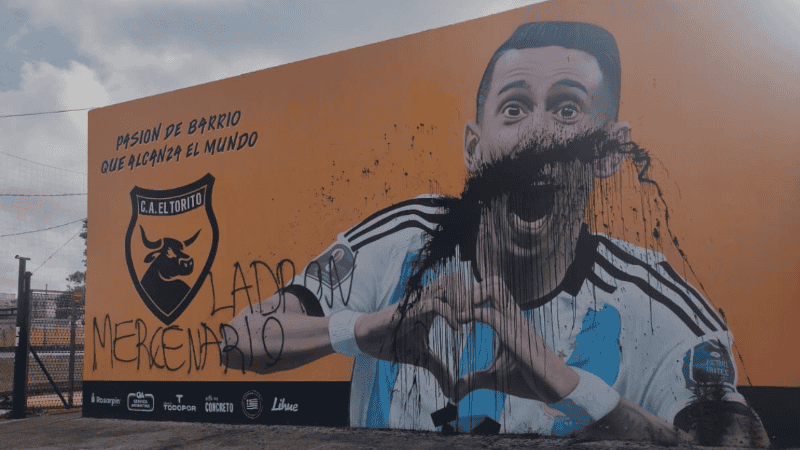 Vandalizaron un mural de Ángel Di María en la entrada del club rosarino en el que empezó a jugar al fútbol