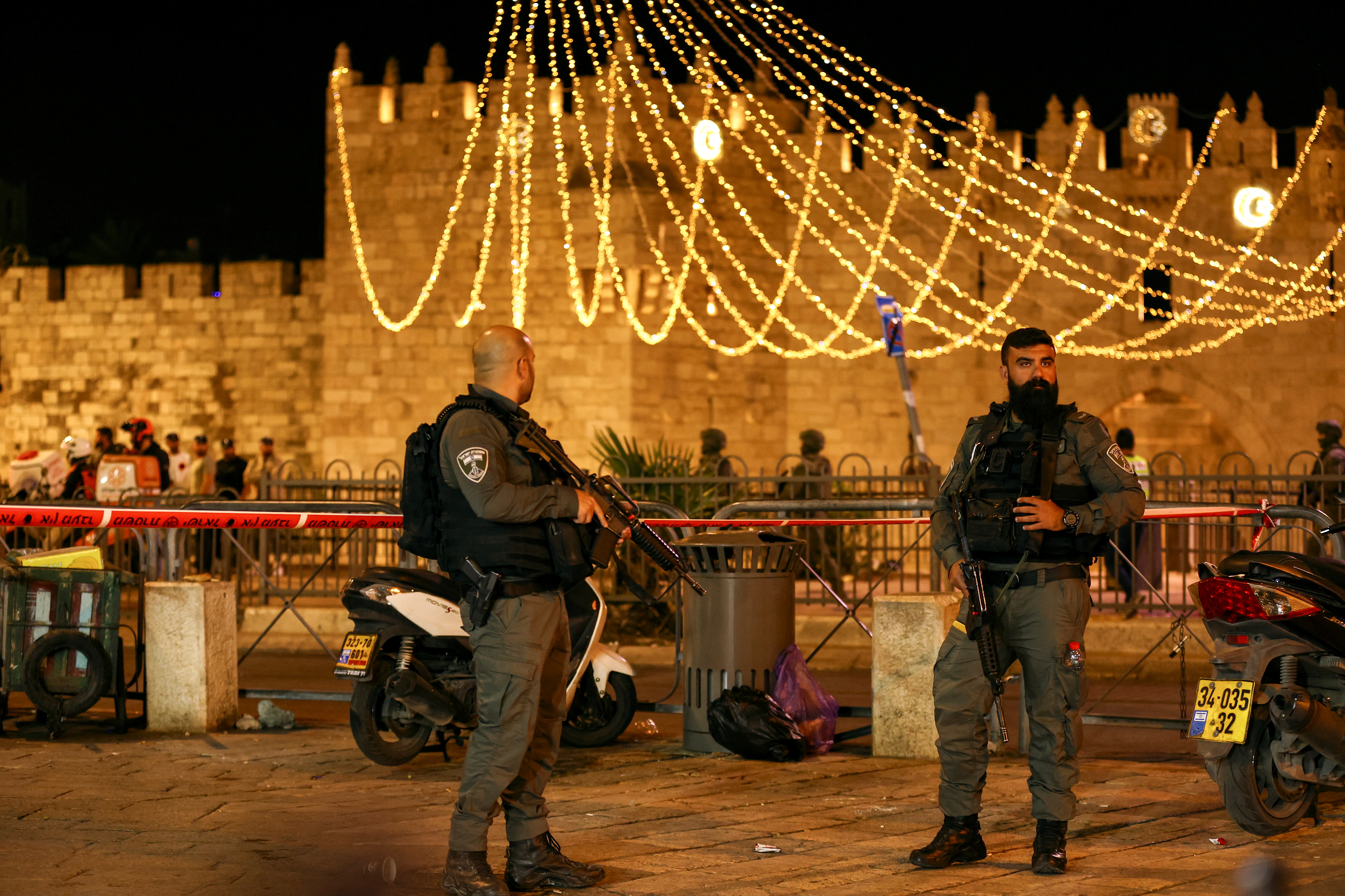La policía fronteriza israelí asegura la zona alrededor de la puerta de Damasco de la ciudad vieja de Jerusalén (REUTERS/Ronen Zvulun)