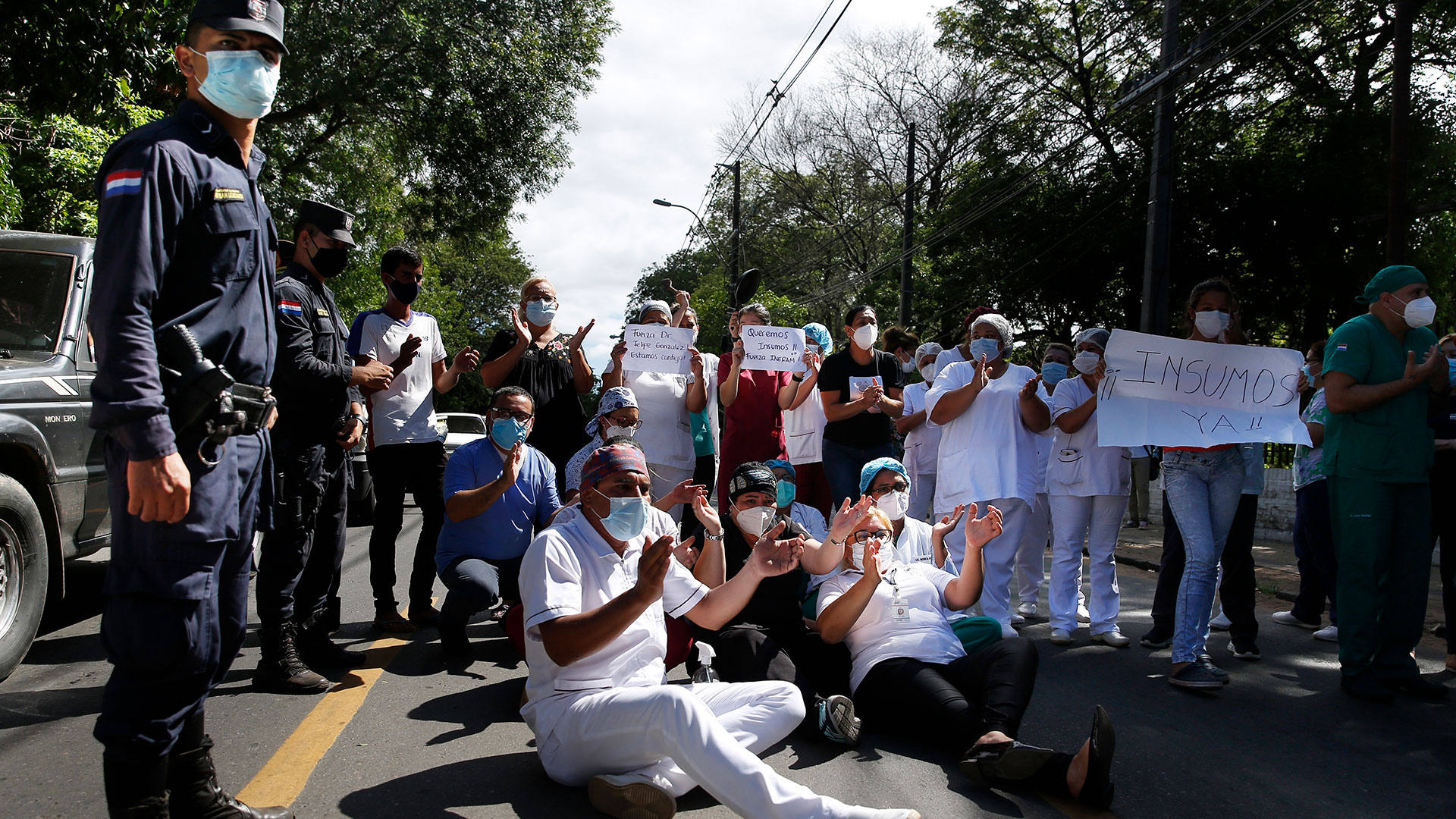 La manifetación incluyó cortes temporarios de calle frente al Instituto Nacional de Enfermedades Respiratorias y del Ambiente en Asunción (AP/Jorge Saenz)