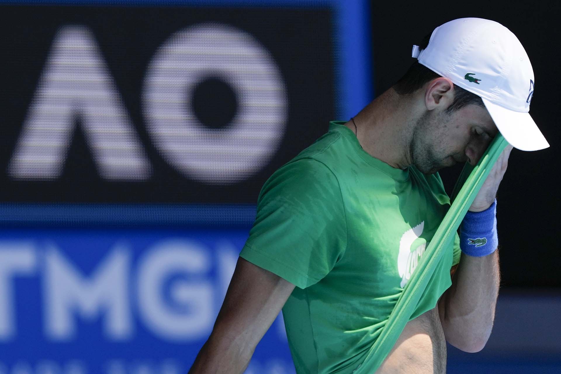 La polémica de Novak Djokovic: pese a haber tramitado una exención que le permitía jugar el Abierto de Australia sin estar vacunado contra el COVID-19, al llegar a Melbourne fue trasladado a un hotel por autoridades locales.