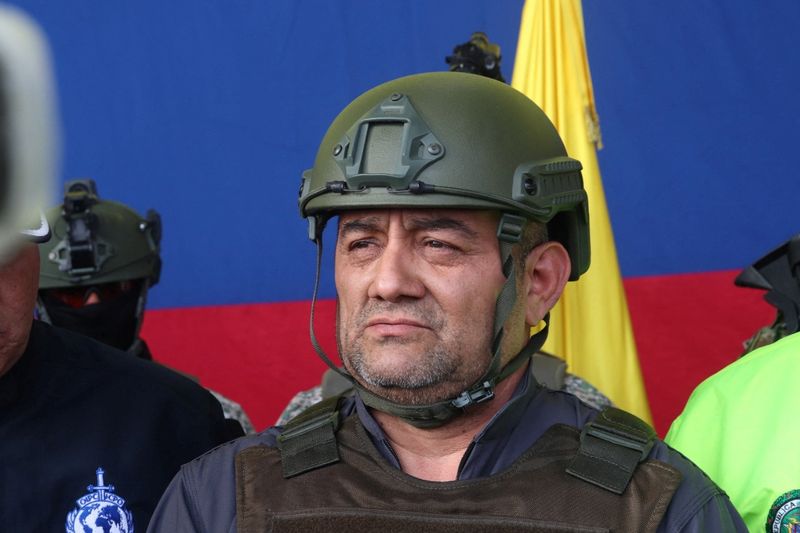 Dairo Antonio Usuga David, también conocido como "Otoniel", es fotografiado mientras es escoltado por oficiales de policía durante el proceso de extradición a Estados Unidos, en Bogotá (Foto: Reuters)