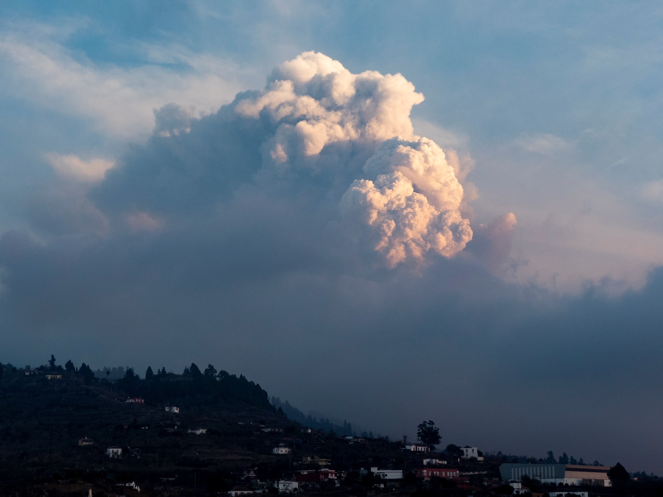Gases del volcán de Cumbre Vieja, en La Palma, a última hora de la tarde de ayer lunes sobre el municipio de Puntagorda (EFE/Miguel Calero)

