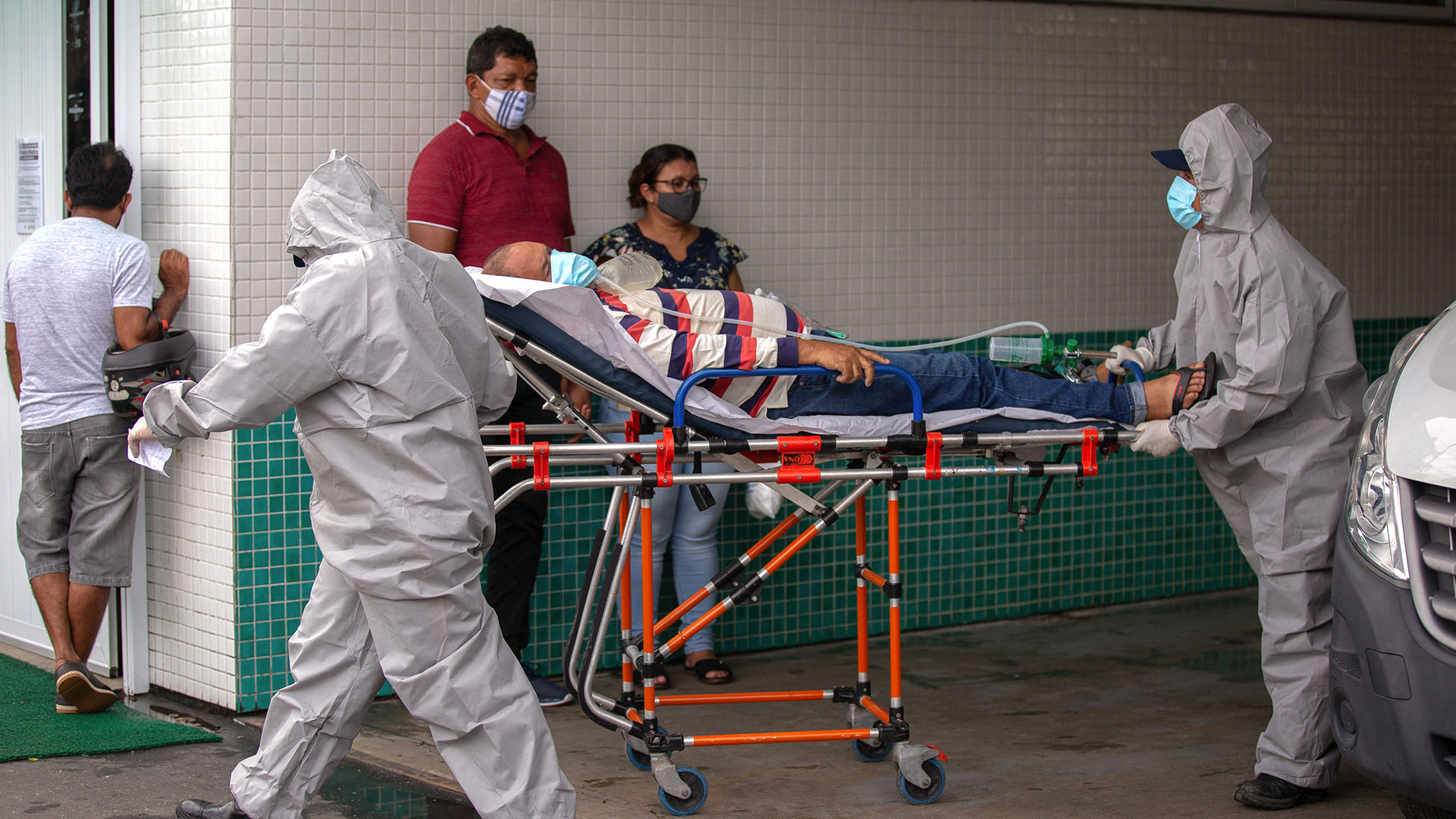 Un paciente es transportado en Manaos (Michael DANTAS / AFP)