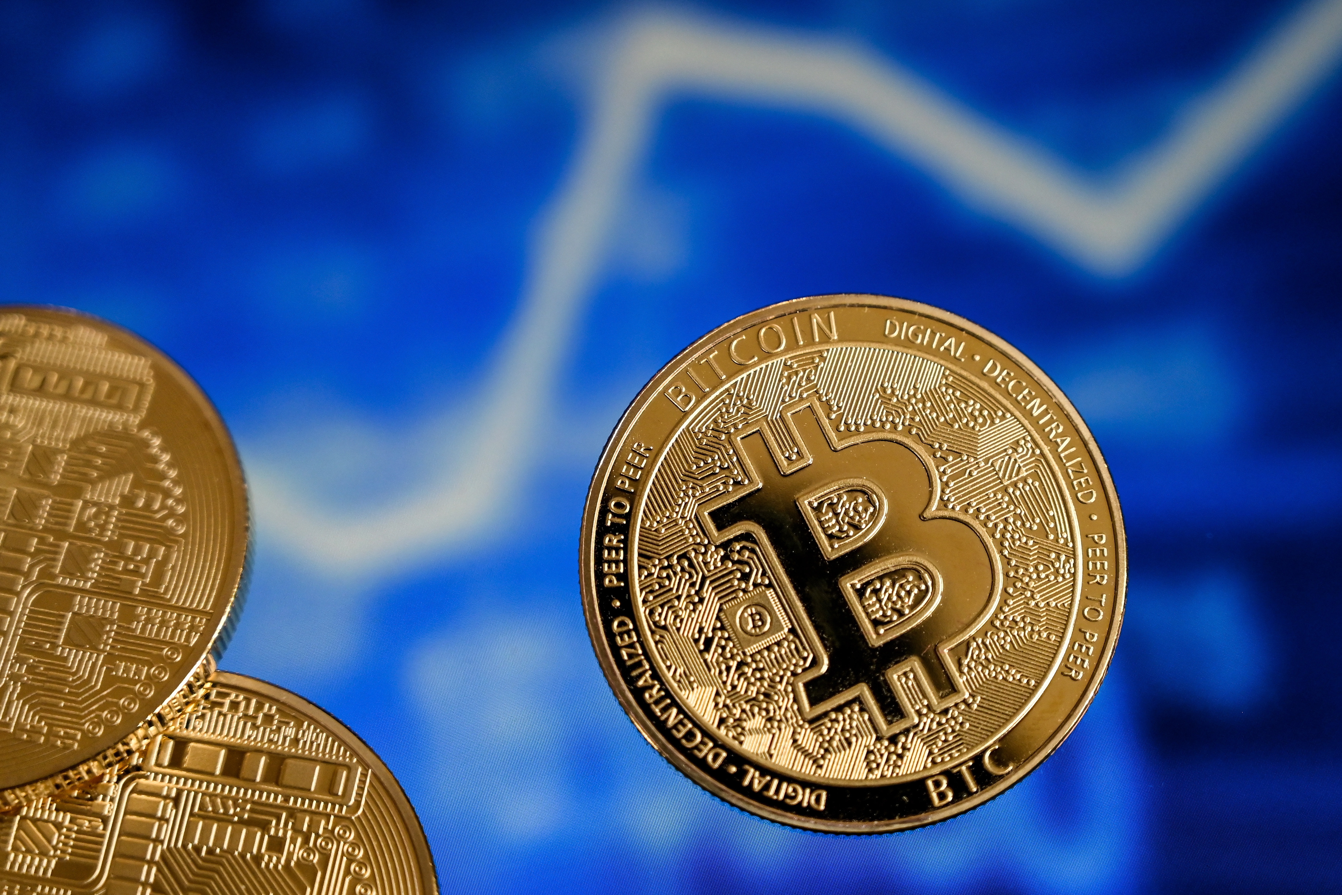 "La cantidad de bitcoin que se puede emitir es limitada y eso hace que el precio suba y lleve a la confusión de que es un activo financiero", aseguró el titular de la autoridad monetaria (EFE/EPA/SASCHA STEINBACH/Archivo)
