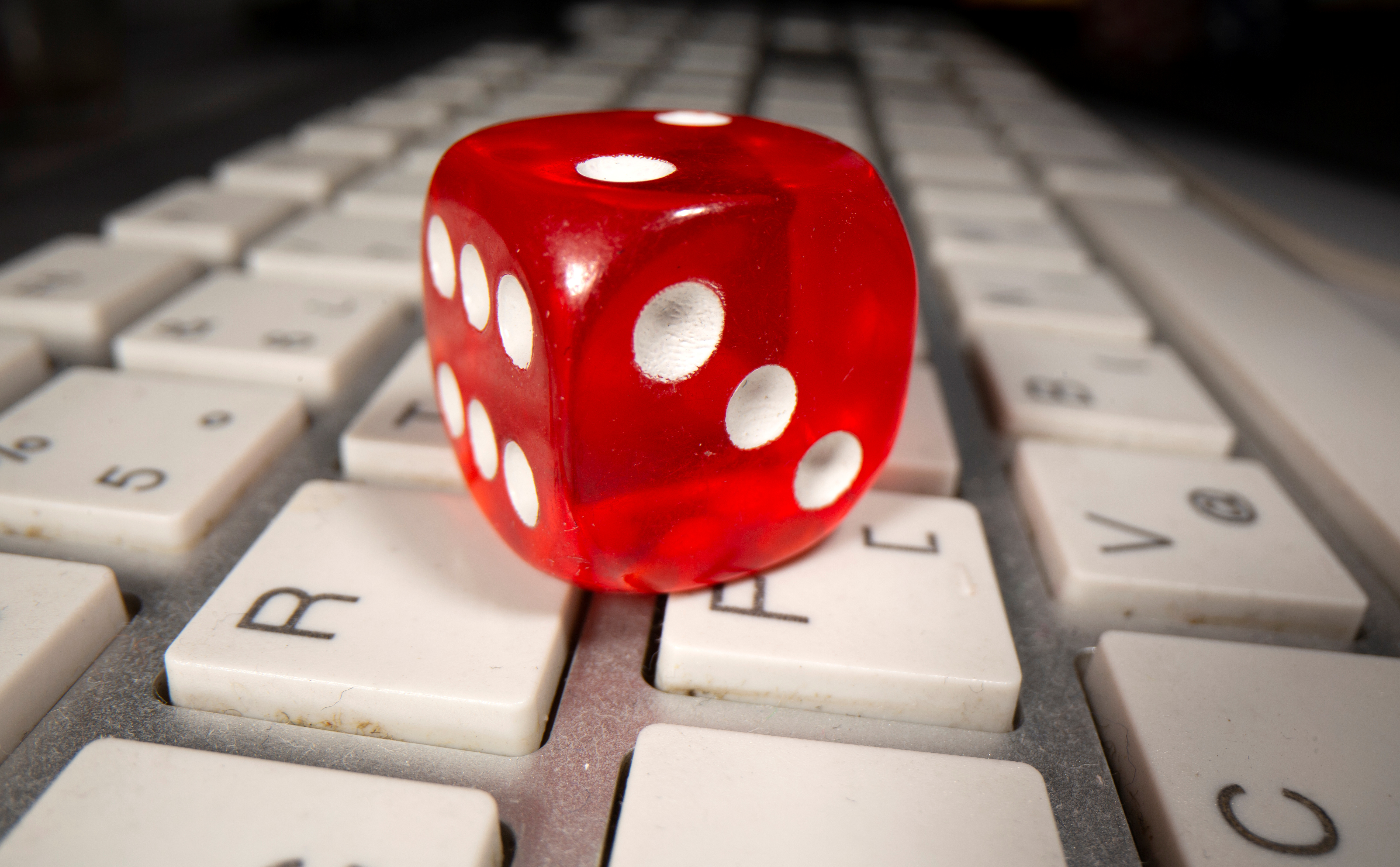 El juego online se puede practicar por diversión. Pero, cuando el juego se realiza para evitar sentirse mal por otros problemas de la vida, ya puede considerarse un problema, según la experta Marcela Waisman Campos (Reuters/Dado Ruvic/Illustration)