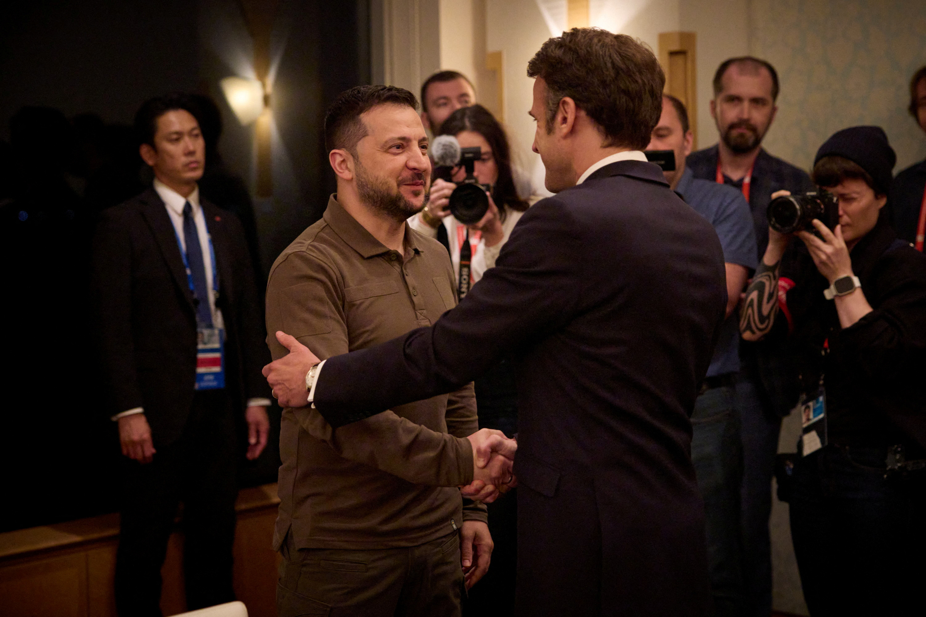 El ucraniano con Macron (Reuters)