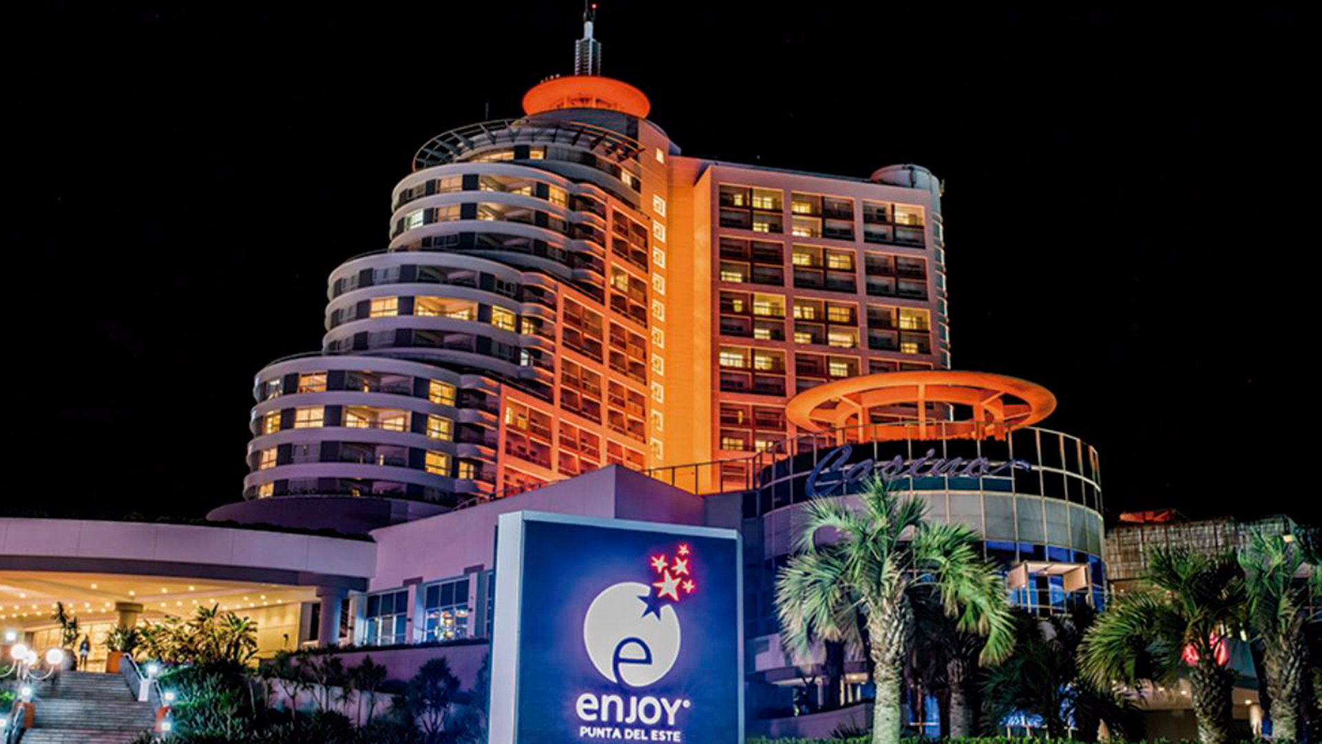 El hotel, que comenzó a operar en el año 1997, cuenta con 294 habitaciones, todas con vista al mar, entre las que se incluyen 41 lujosas suites. Por su parte, el casino ocupa un área de 4.000 metros cuadrados, donde se distribuyen 550 slots, 75 mesas y una sala de póker