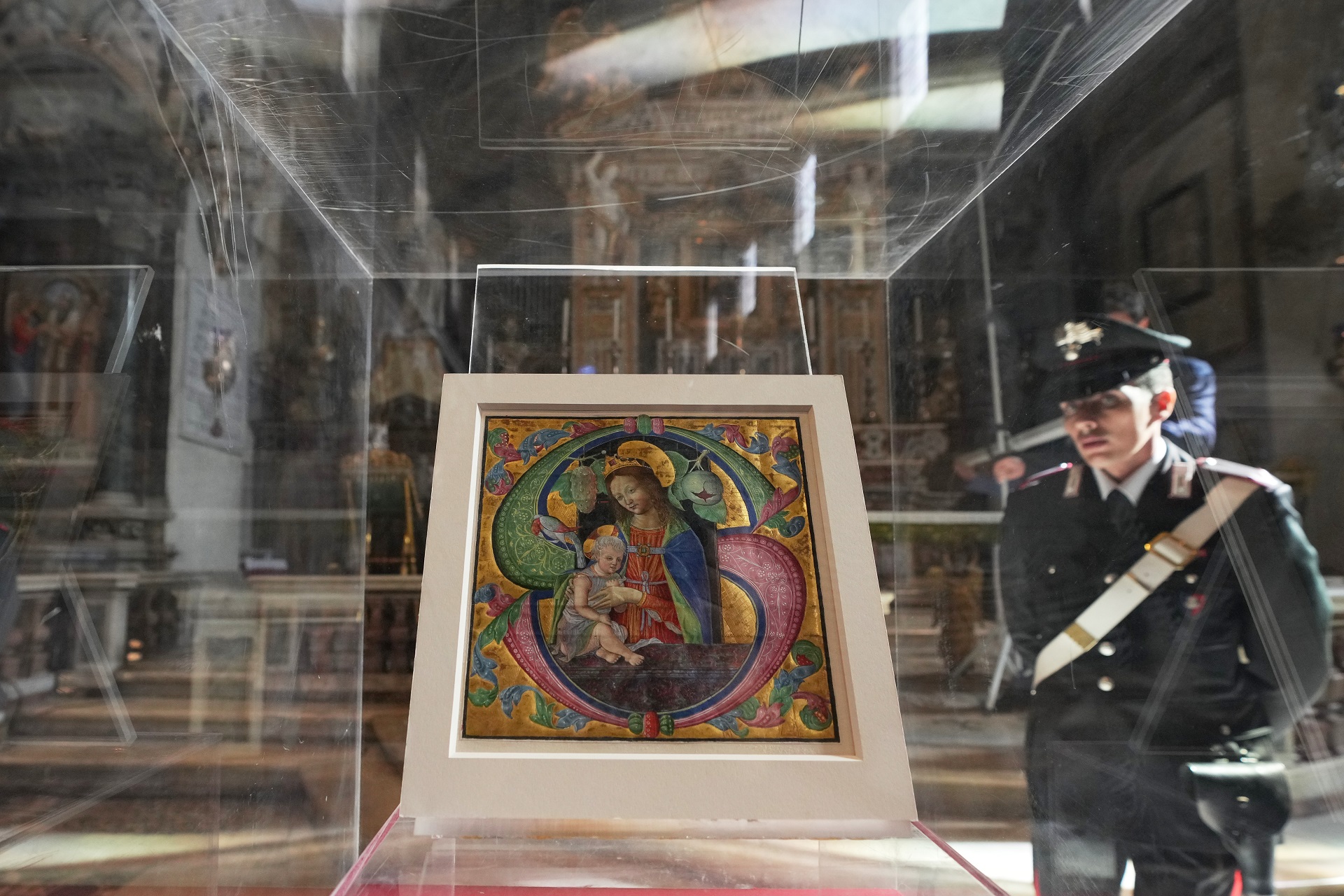 Empresario colombiano podría convertirse en dueño de Carrefour Argentina con operación que ronda los mil millones de dólares