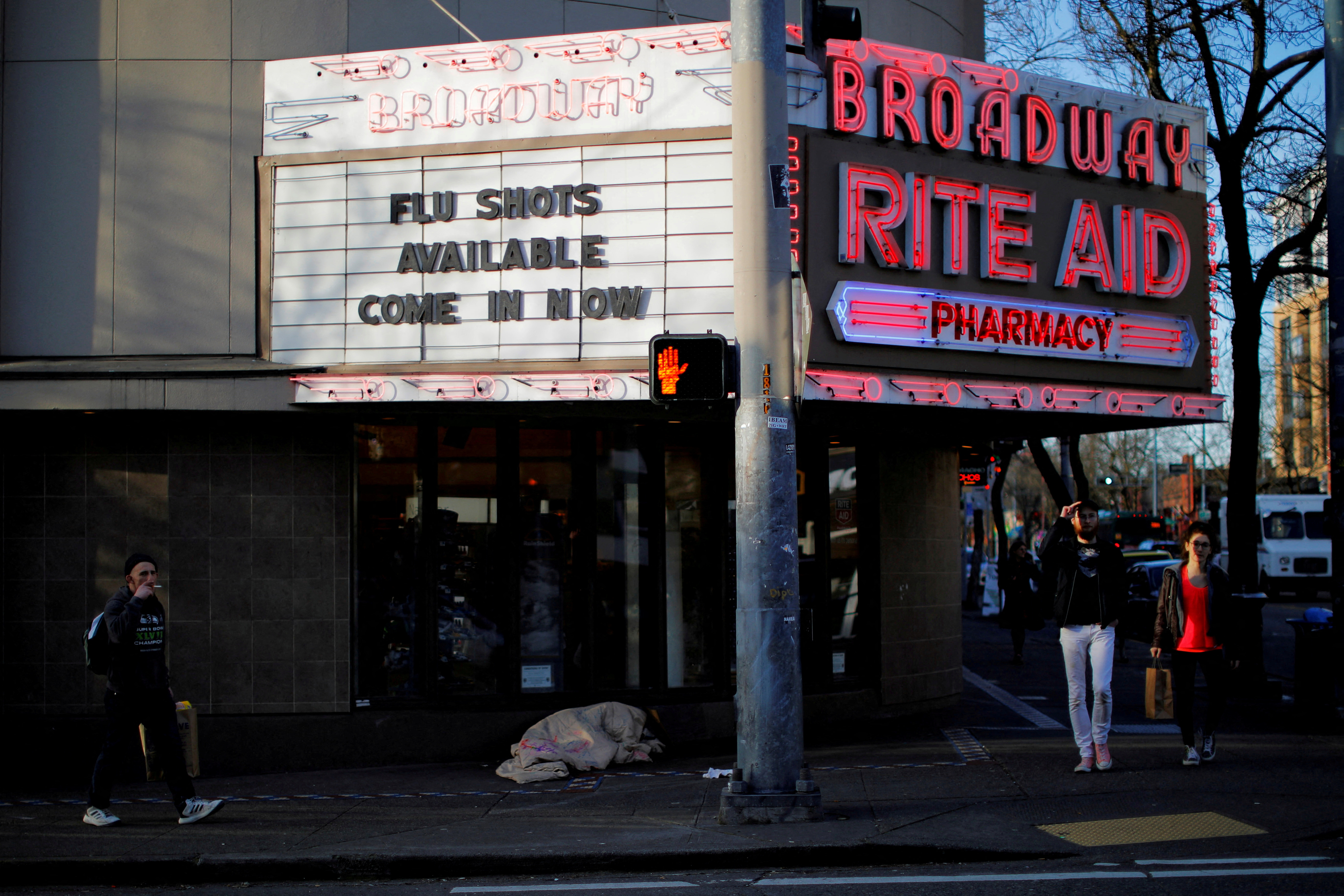 Farmacia en el área de Seattle, estado de Washington, promoviendo la vacuna contra la gripe (REUTERS/Brian Snyder)