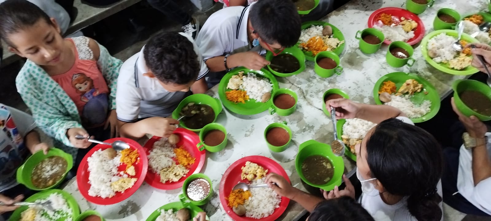 El Programa de Alimentación Escolar PAE sigue siendo otro dolor de cabeza para el Gobierno Petro. @GoberCaldas