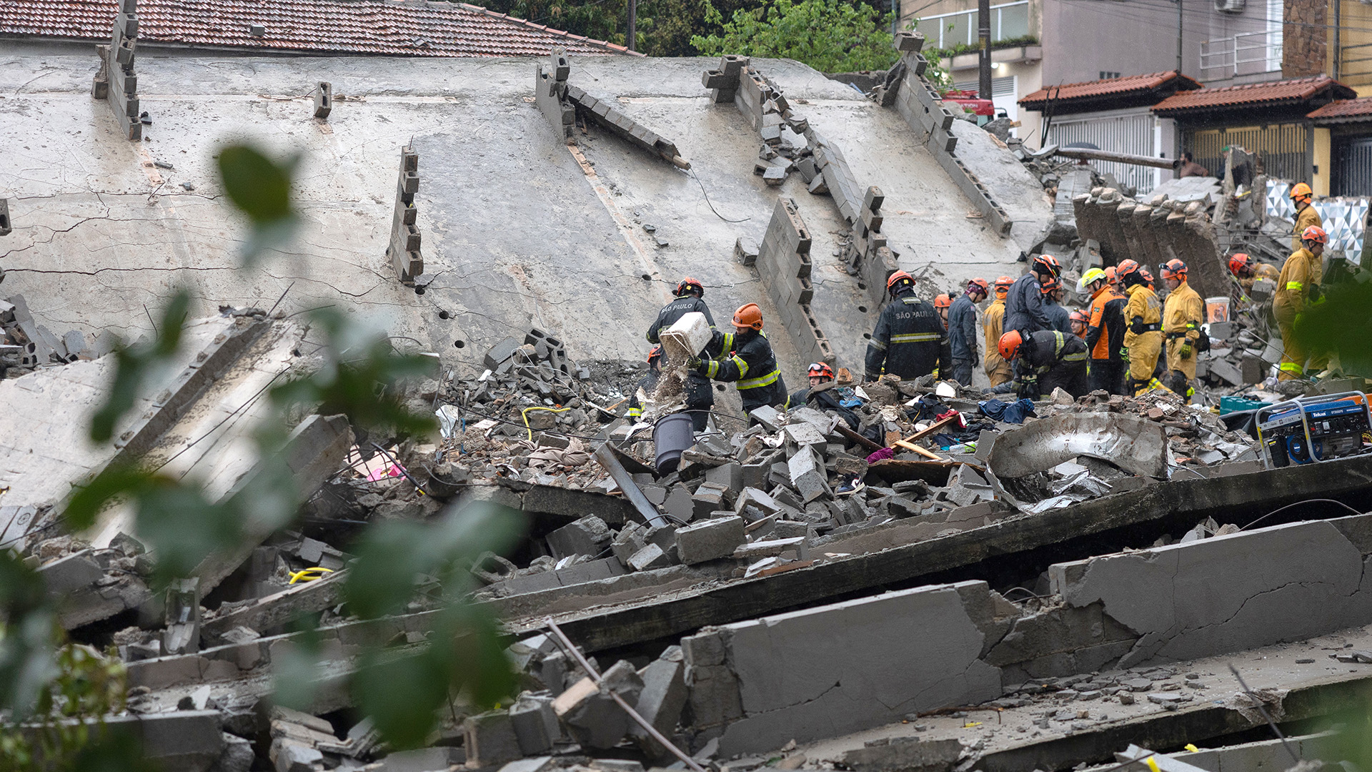 El derrumbe de un edificio sobre una casa en San Pablo dej&oacute; dos muertos y cuatro desaparecidos