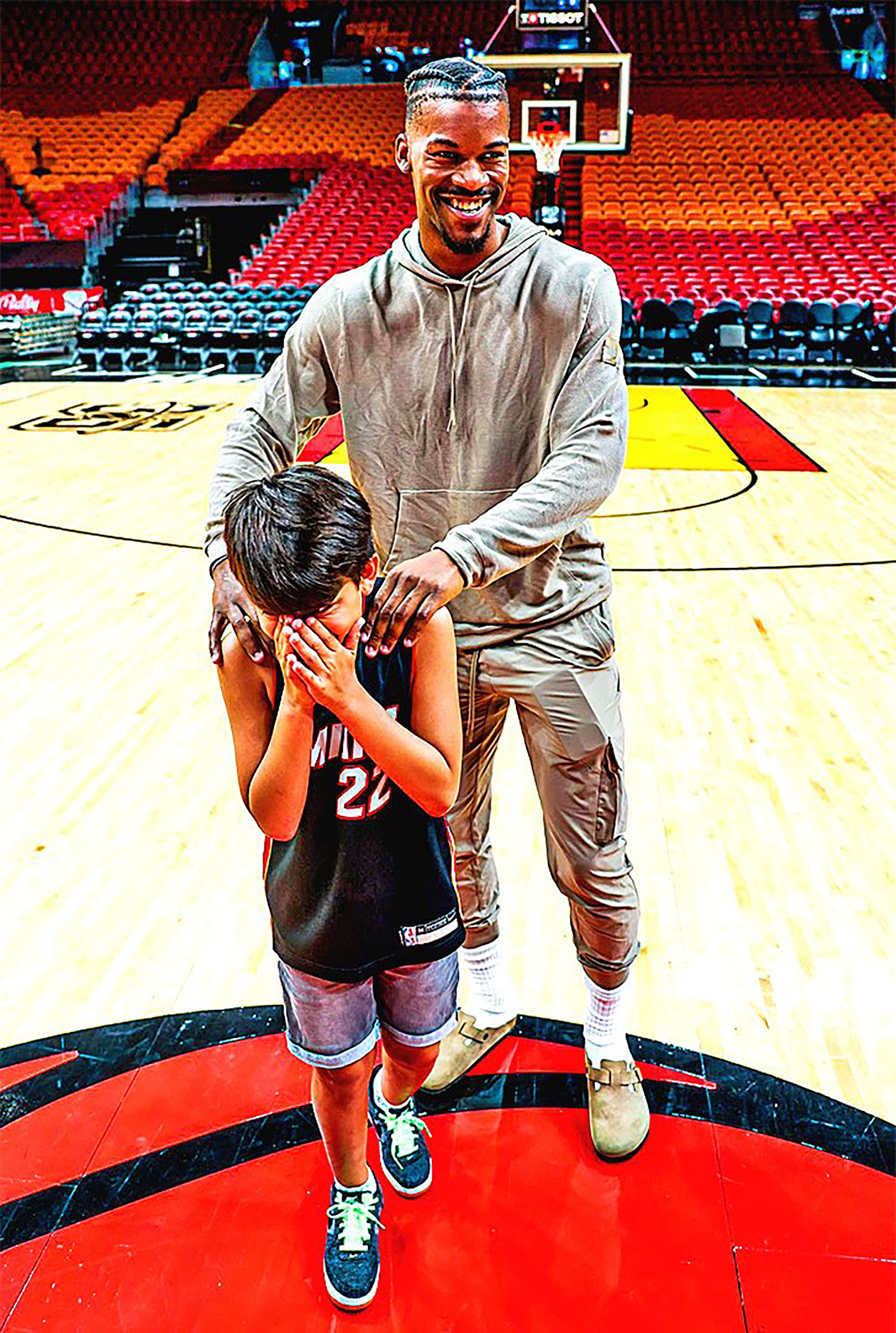 Felipe cumplió el sueño de conocer en persona a Jimmy Butler, la figura de Miami Heat en la NBA (@JCrossoverv)