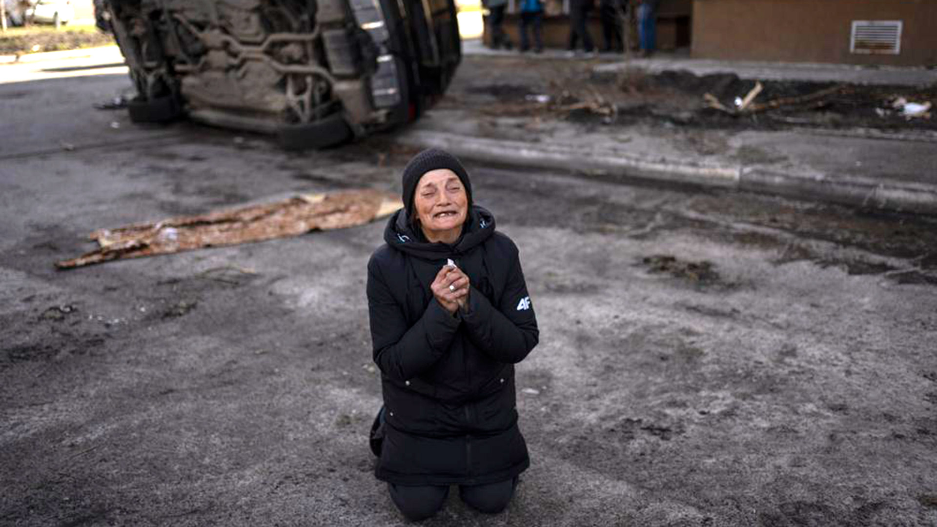Tanya Nedashkivs'ka, de 57 años, llora por la muerte de su esposo, asesinado en Bucha por las tropas invasoras de Putin  (AP Foto/Rodrigo Abd)