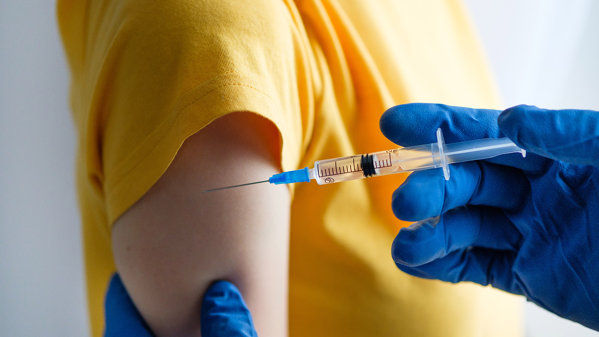 Se requiere que las personas se vacunen contra la gripe y el COVID-19, incluyendo los refuerzos/Archivo
