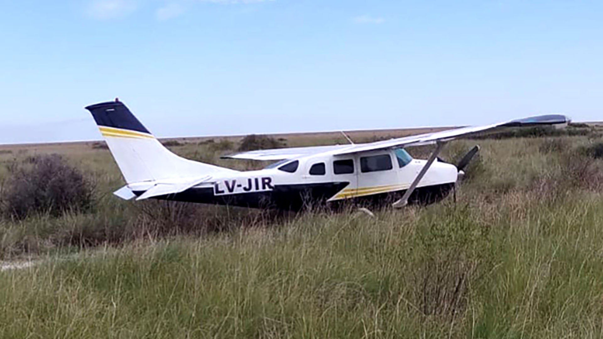 Misterio en Santiago del Estero: hallaron una avioneta abandonada y creen que los pilotos fueron rescatados en helic&oacute;ptero