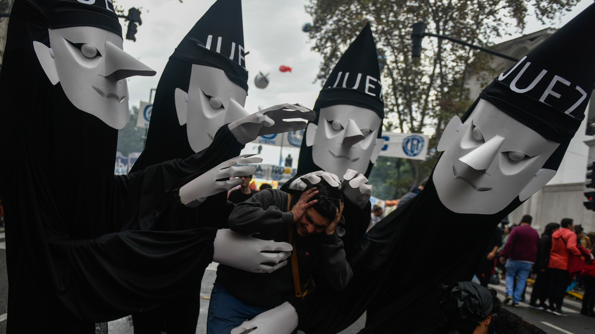 Los cuatro muñecos con túnicas negras que representan a los cuatro jueces de la Corte Suprema se hicieron presentes en la Plaza de Mayo
