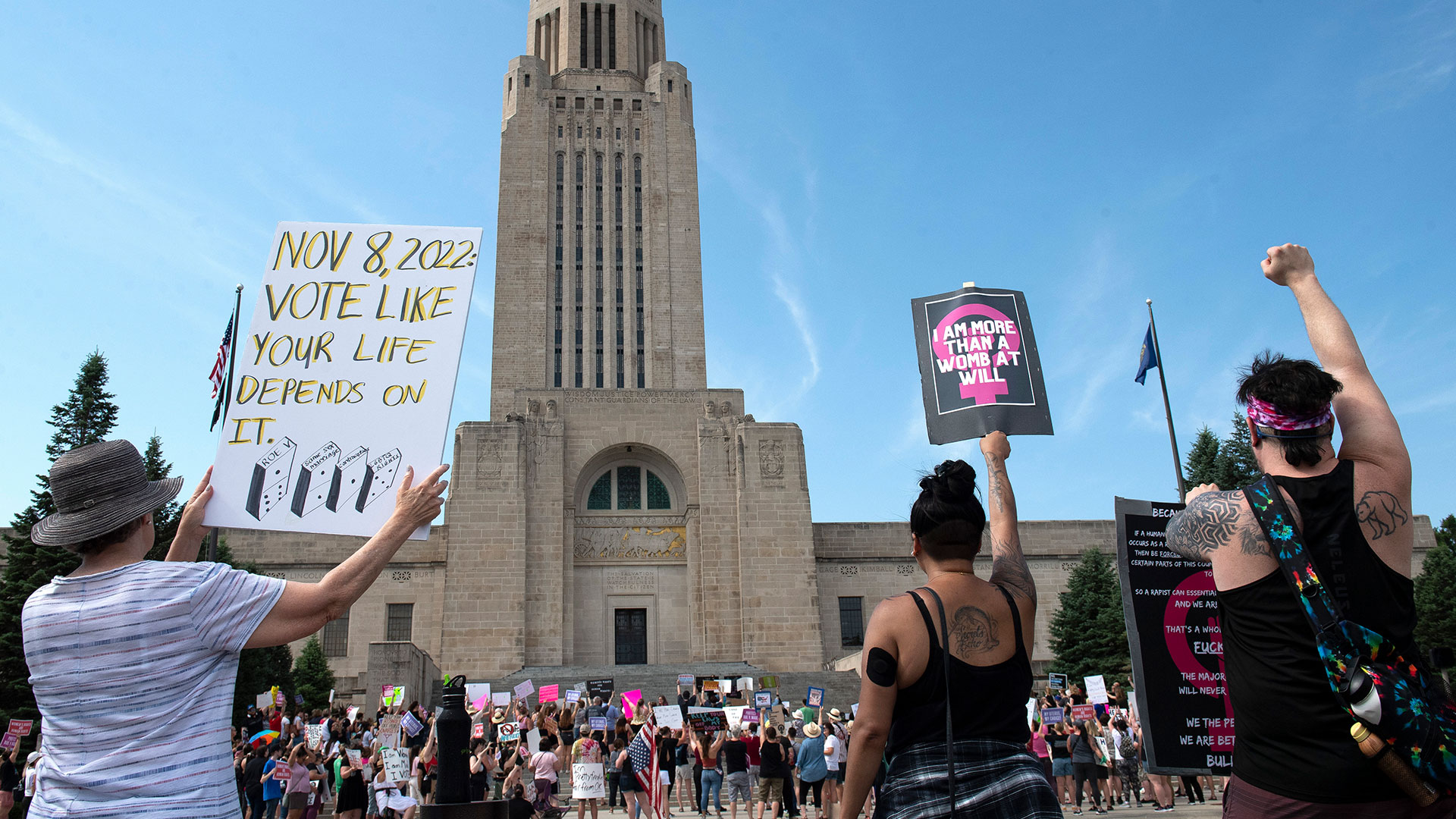 Protestas a favor del aborto afuera del Capitolio de Nebraska (Kenneth Ferriera/Lincoln Journal Star via AP, File)