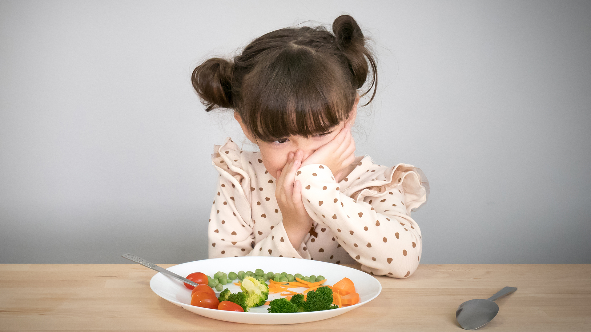 Un nuevo estudio mostró que los niños comen según la forma en que se las sirve (iStock)