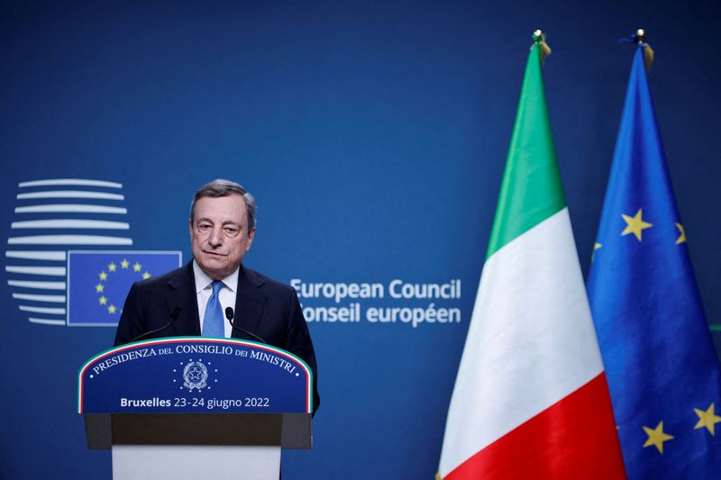 El primer ministro italiano, Mario Draghi, durante una conferencia de prensa celebrada en Bruselas, Bélgica, el 24 de junio de 2022. REUTERS/Johanna Geron