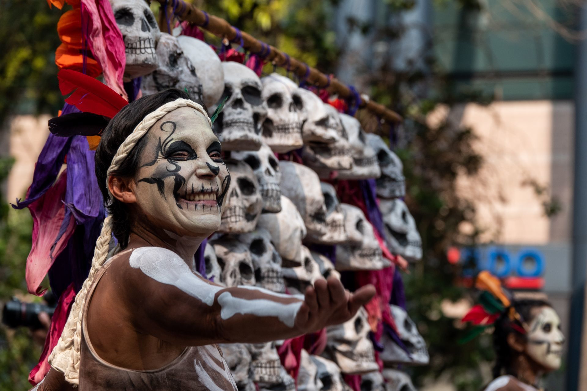 MEXICO CITY, OCTOBER 29, 2022.- Within the framework of the 2022 Day of the Dead Mega Parade that will depart from the Estela de Luz to the capital's Zócalo, the 16 mayor's offices met in the morning to present the works that the Art and Crafts Factories ( FARO) and the Points of Innovation, Freedom, Art, Education and Knowledge (PILARES) carry out.  With traditional clothing, handmade masks and details of each delegation, the attendees walked from the Puerta de los Leones to the Zócalo griddle.  PHOTO: GALO CAÑAS/CUARTOSCURO