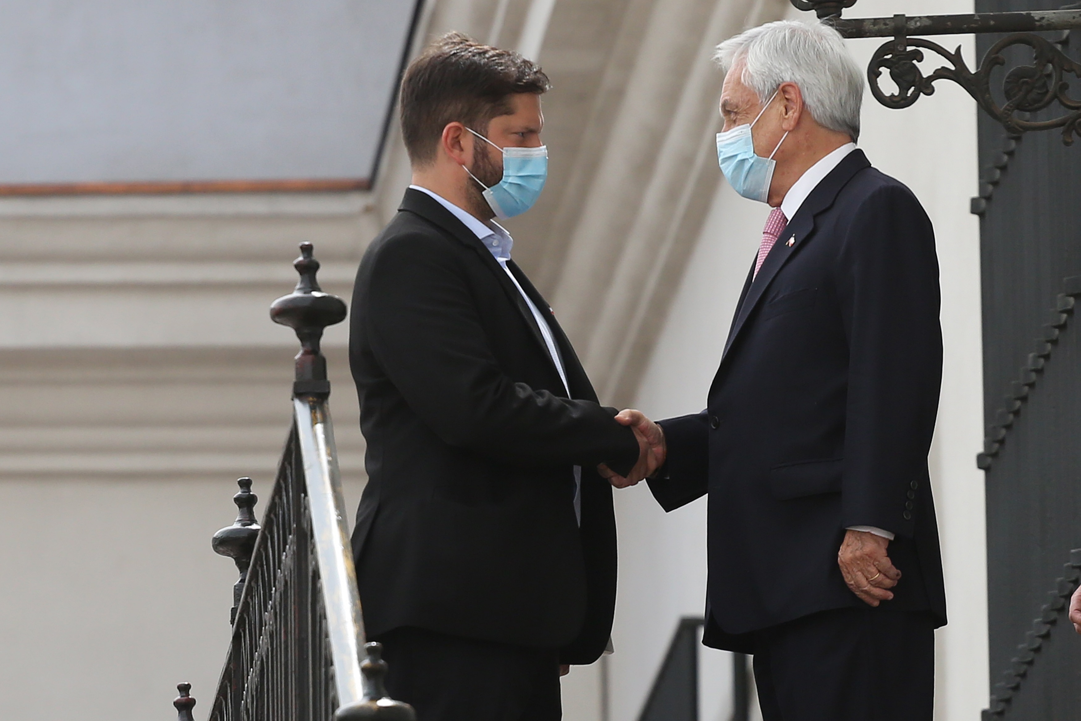 El presidente de Chile Sebastián Piñera (d) con el presidente electo Gabriel Boric (i), en una fotografía de archivo (EFE/Elvis González)
