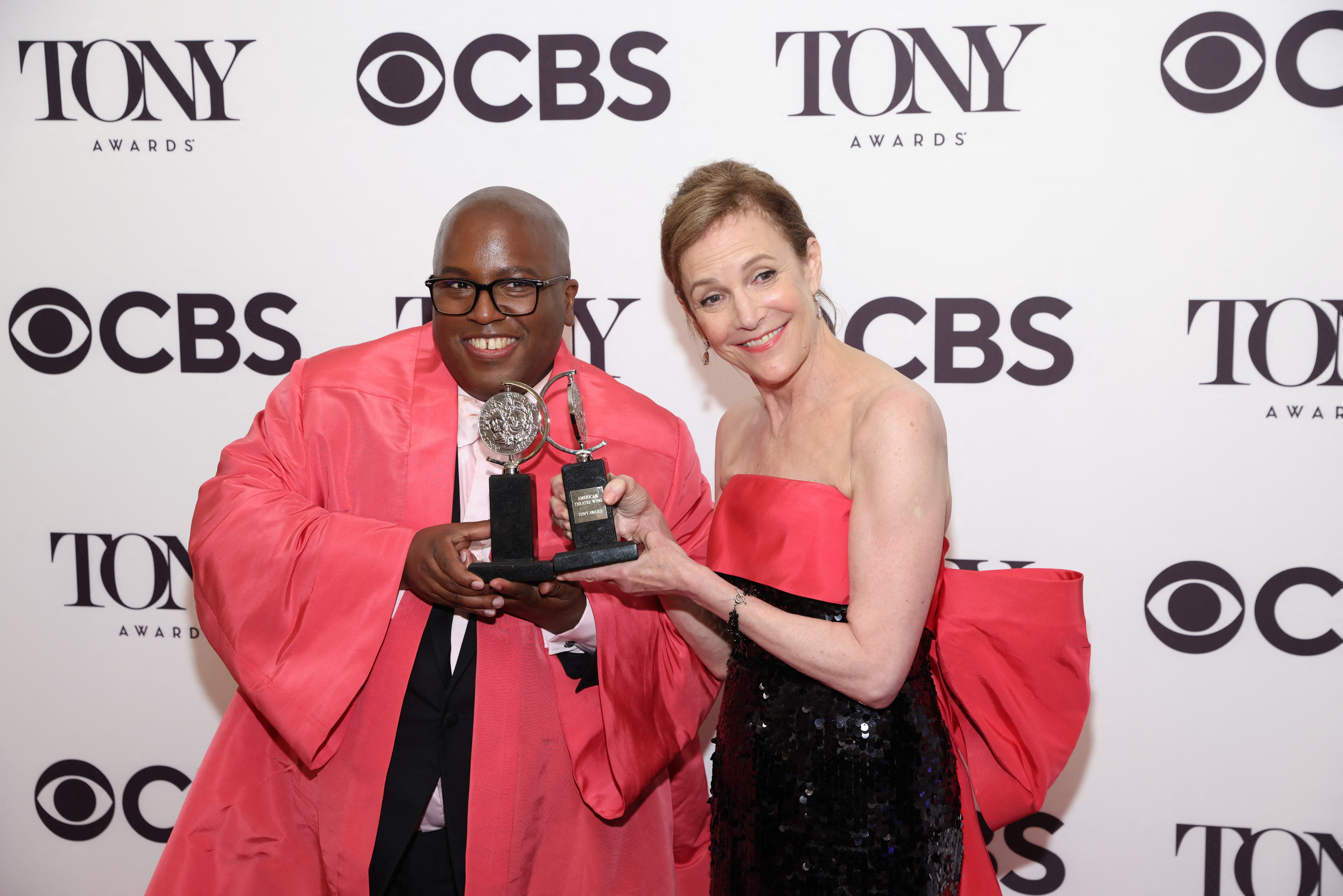 Barbara Whitman posa con el premio al Mejor Musical por "A Strange Loop" y Michael R. Jackson posa en la sala de prensa después de ganar el premio al Mejor Libro de un Musical por "A Strange Loop" en la 75ª Entrega Anual de los Premios Tony en la ciudad de Nueva York. EE. UU