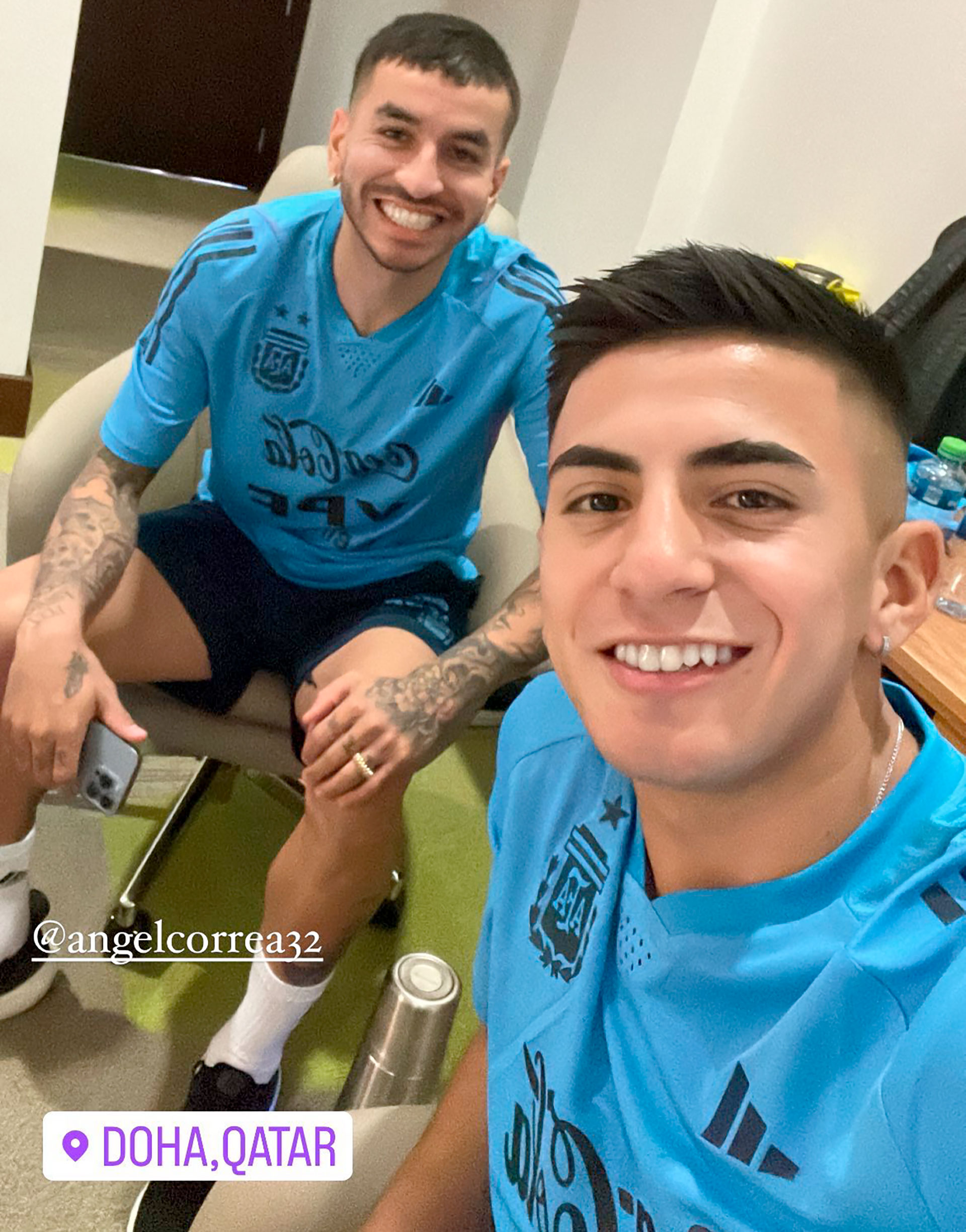 Ángel Correa y Thiago Almada ya lucen la camiseta de la selección argentina