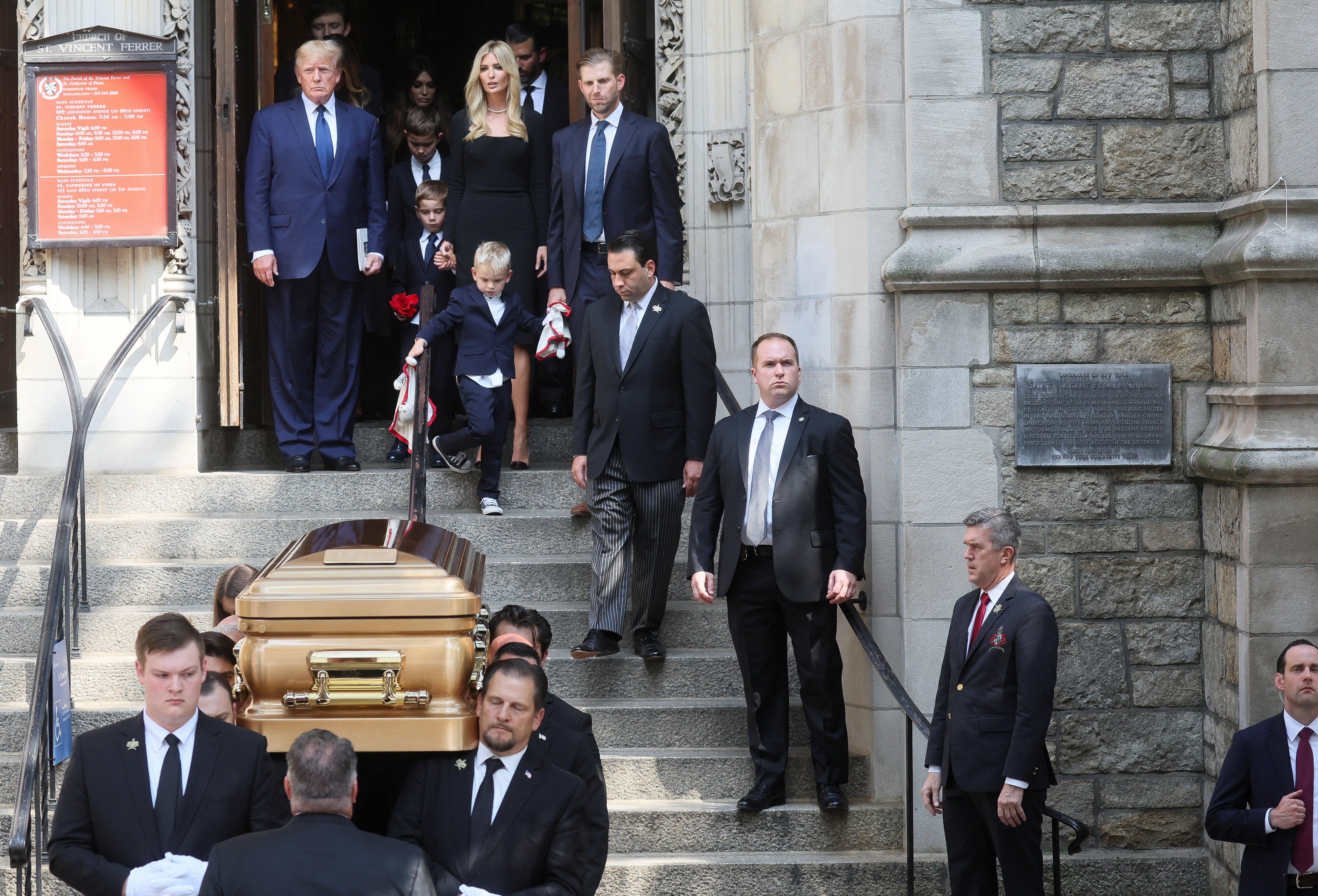 El ex mandatario estadounidense Donald Trump, su hijo Eric y su hija Ivanka salen de la iglesia de San Vicente Ferrer durante el funeral de Ivana Trump en Nueva York este 20 de julio de 2022 (REUTERS/Brendan McDermid)