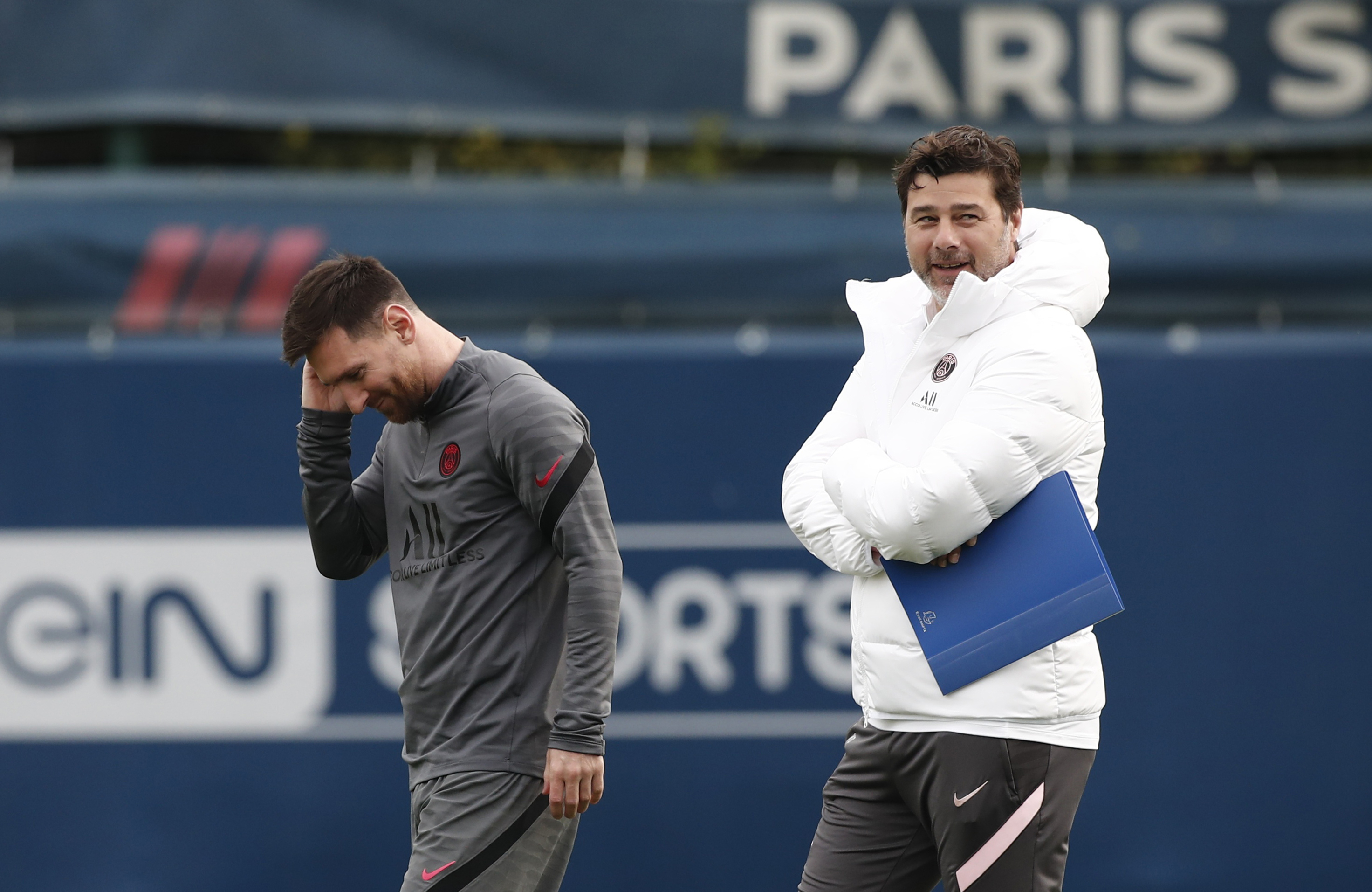 Mauricio Pochettino, con Lionel Messi durante un entrenamiento del PSG: "Es el mejor del mundo" (REUTERS/Benoit Tessier)