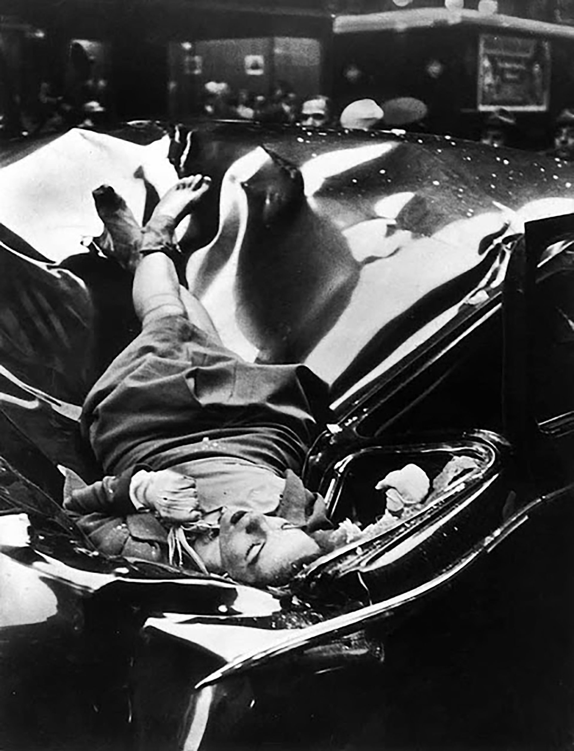 El estudiante de fotografía Robert C. Wiles capturó la caída de Evelyn McHale sobre el capot de un auto. La imagen fue publicada el el 12 de mayo de 1947 en la tapa de la revista Life con el título “El suicidio más hermoso”