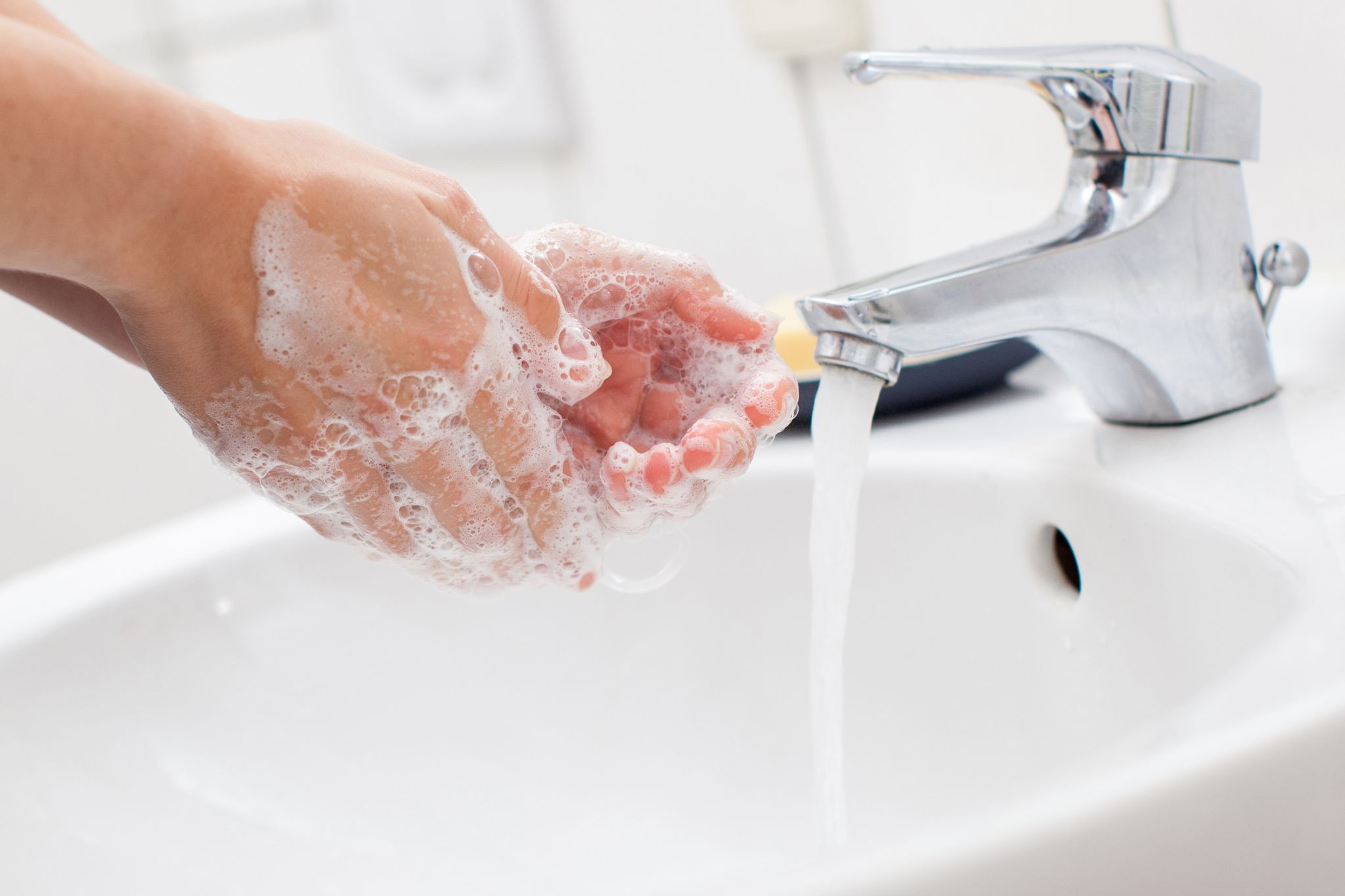 El lavado de manos frecuente y profundo con jabón contribuye una medida de higiene y salud (DPA)