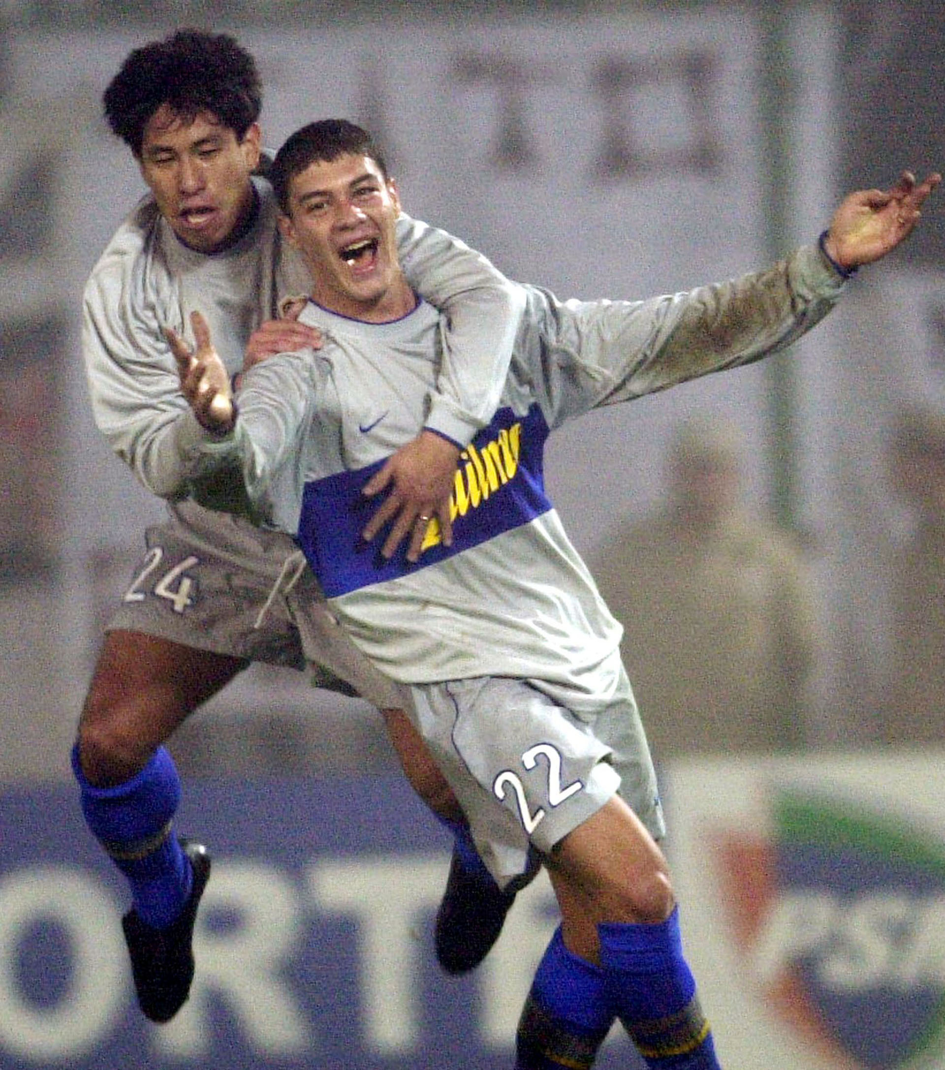 Pereda abraza a Battaglia en un duelo entre Boca y Olimpia por la Copa Mercosur del año 2000 (Reuters)