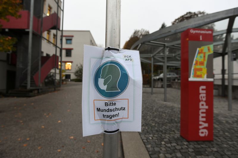 FOTO DE ARCHIVO: Un letrero que dice "¡Por favor, use mascarilla!" en frente de una escuela secundaria local en Pfarrkirchen, Alemania, el 26 de octubre de 2020. REUTERS/Andreas Gebert
