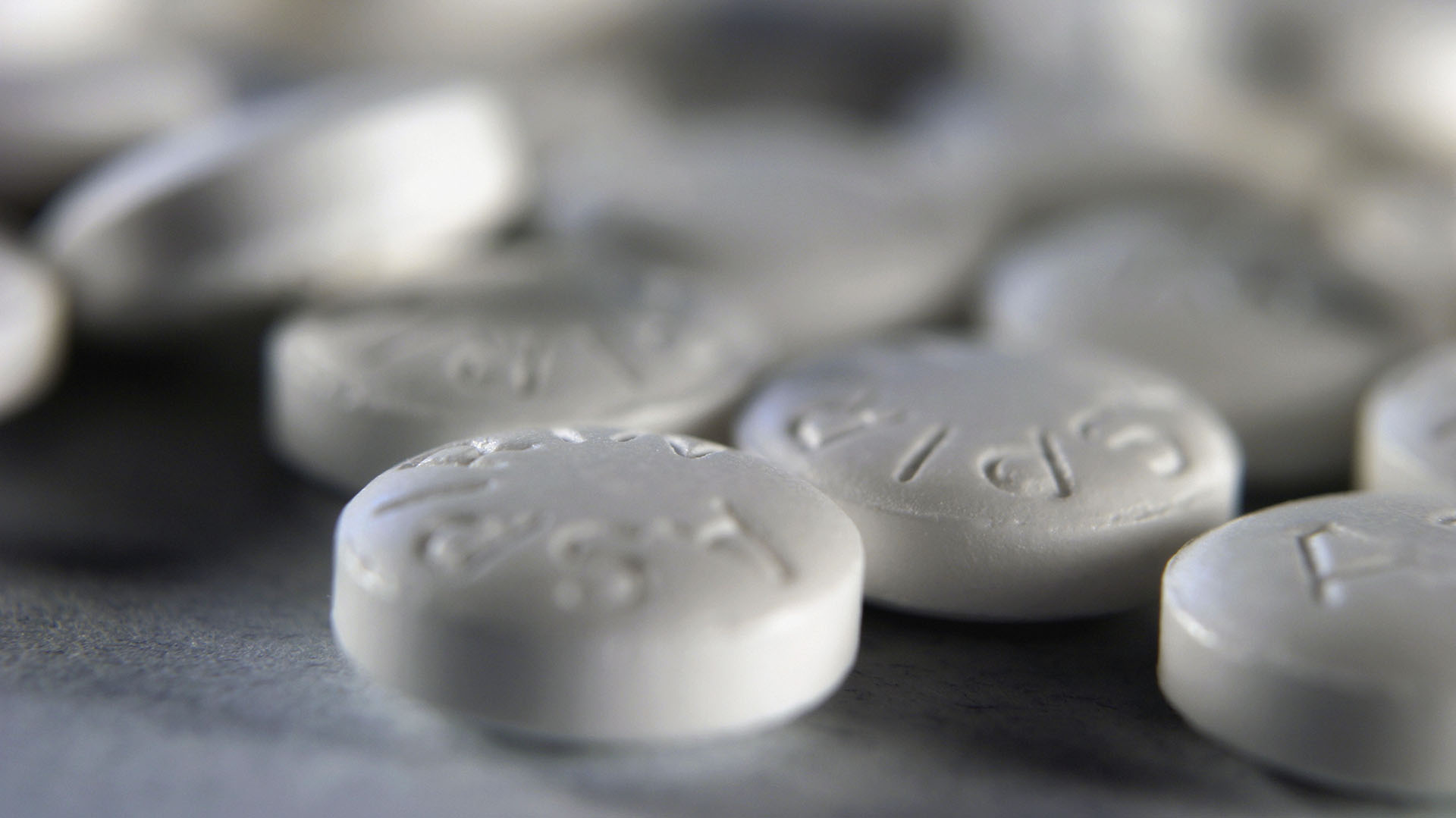 El Colegio de Cardiología de los Estados Unidos y la Asociación Americana del Corazón desaconsejan tomar una aspirina por día en adultos sanos(Getty Images)