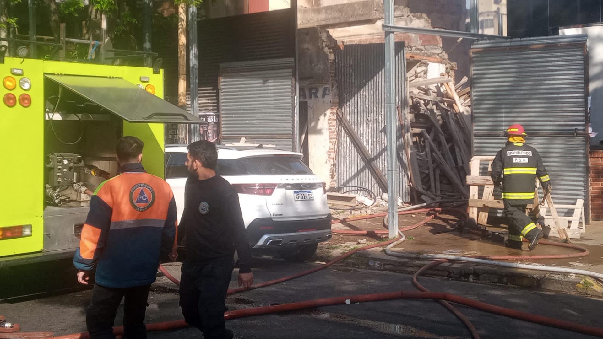 Los bomberos tienen controlado el fuego