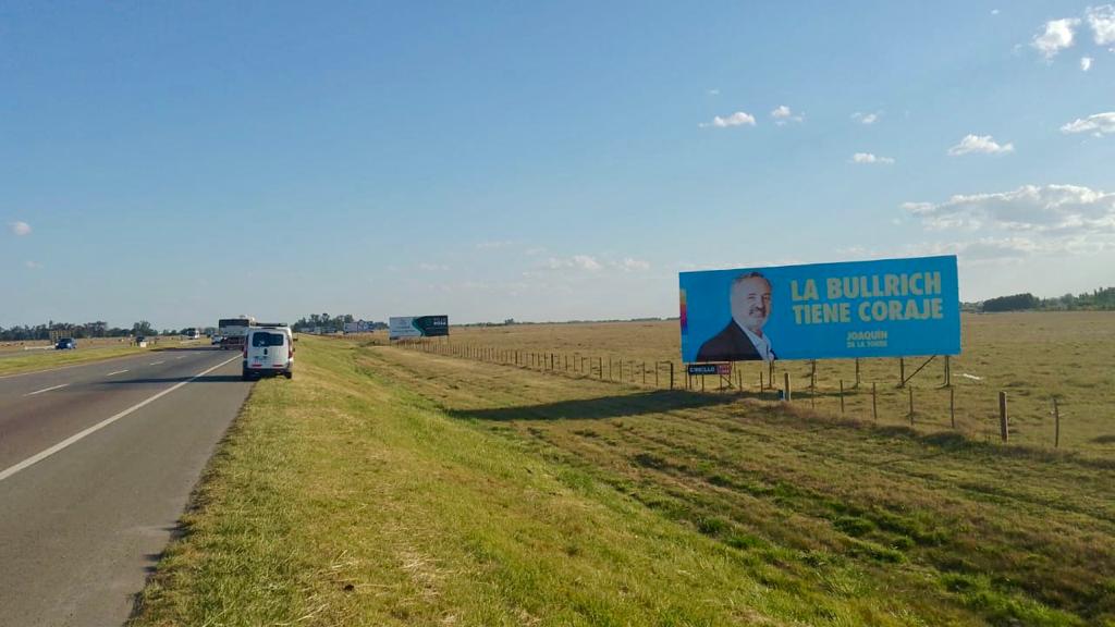 “La Bullrich tiene coraje”, es uno de los mensajes de los carteles de la campaña de Joaquín de la Torre
