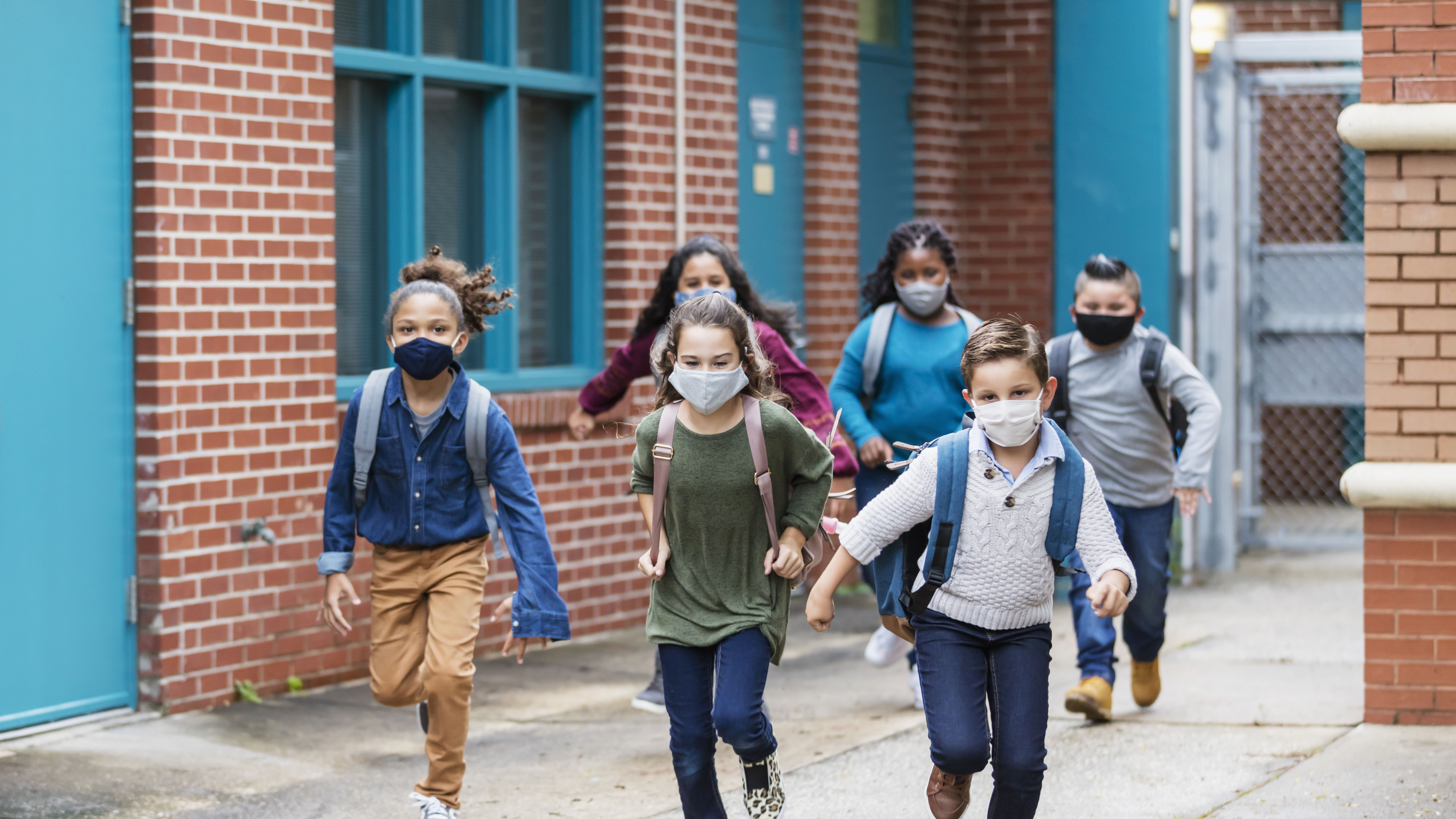 Les chercheurs ont analysé les réponses de 580 parents qui avaient des enfants à charge de moins de 18 ans qui vivaient avec eux au cours de la pandémie (Getty)