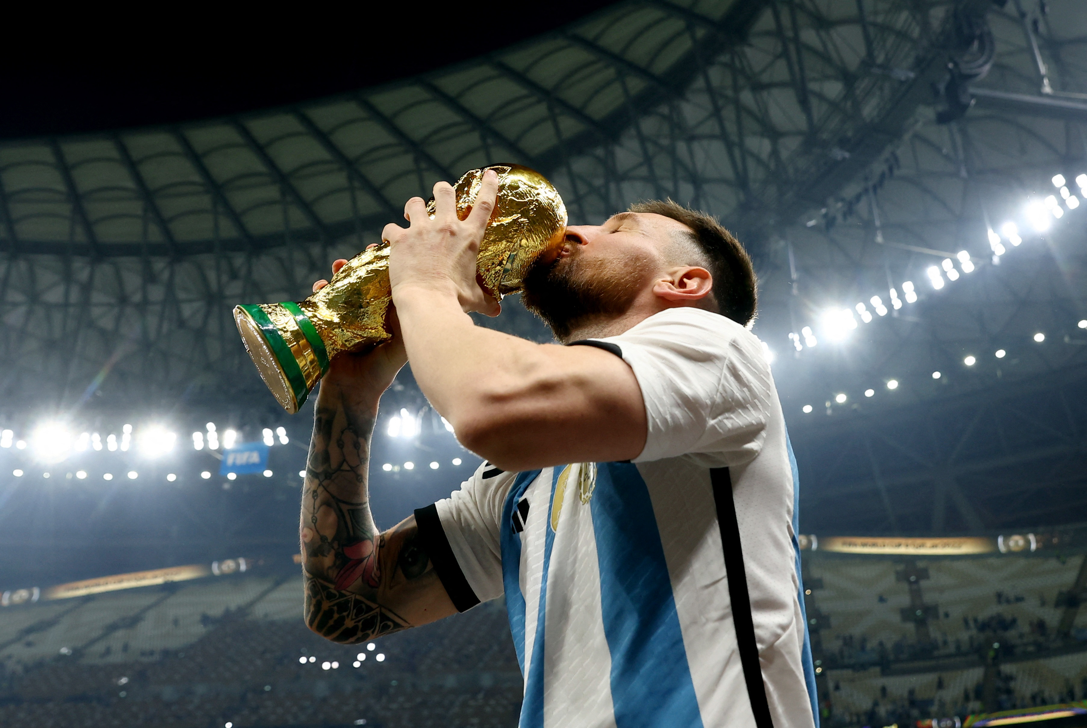 Una foto que quedará para la historia: Messi y un beso inolvidable con la copa del mundo (REUTERS/Hannah Mckay)