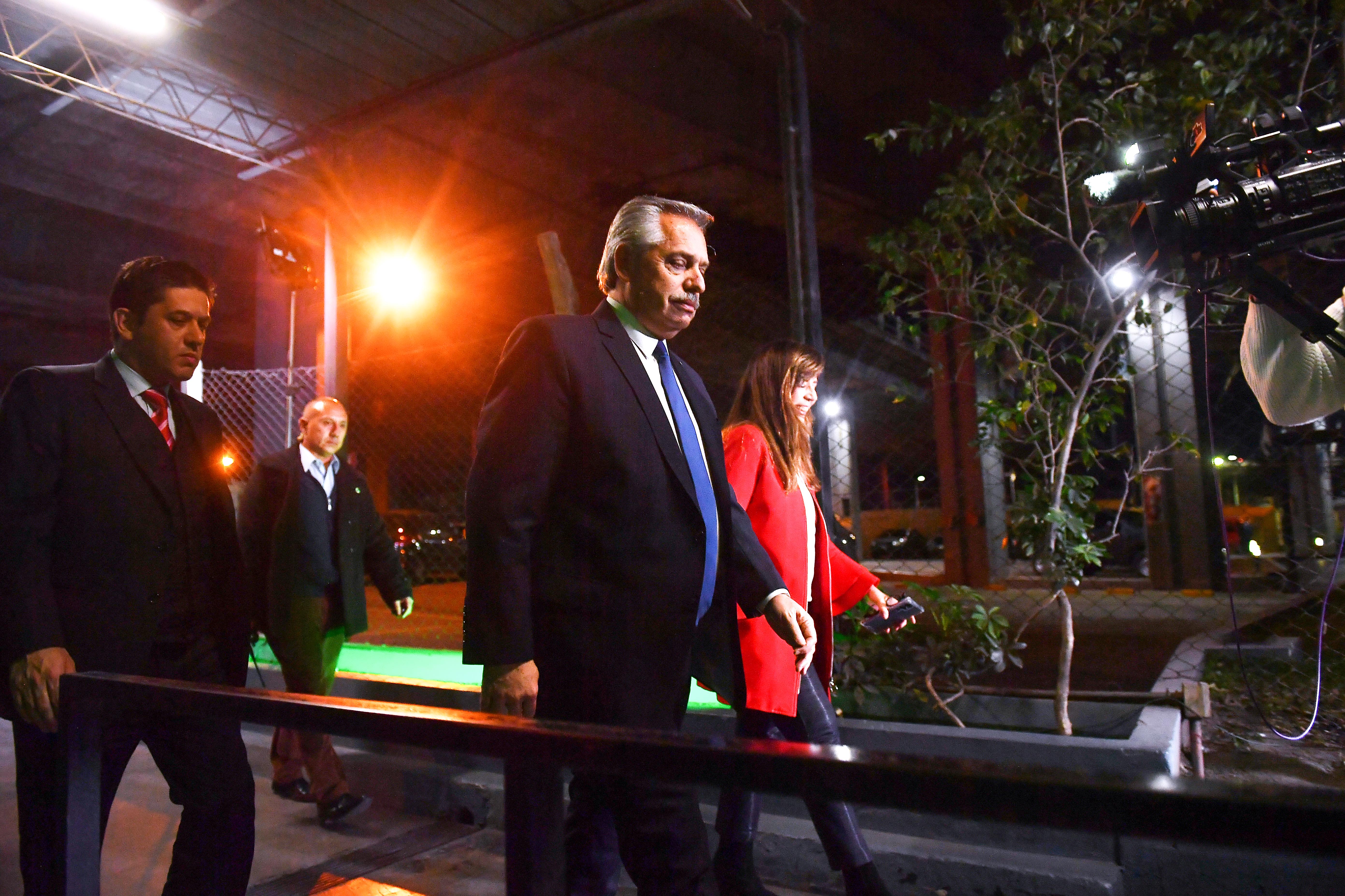 Alberto Fernández acompañado por la portavoz presidencial Gabriela Cerruti