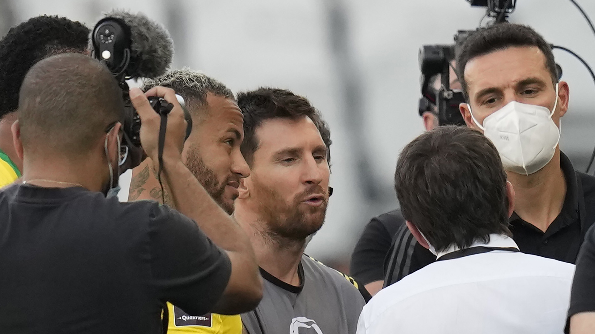 Lionel Messi, Neymar, Lionel Scaloni y el mánager de la selección brasileña, Juninho Paulista, en pleno diálogo (AP Photo/Andre Penner)