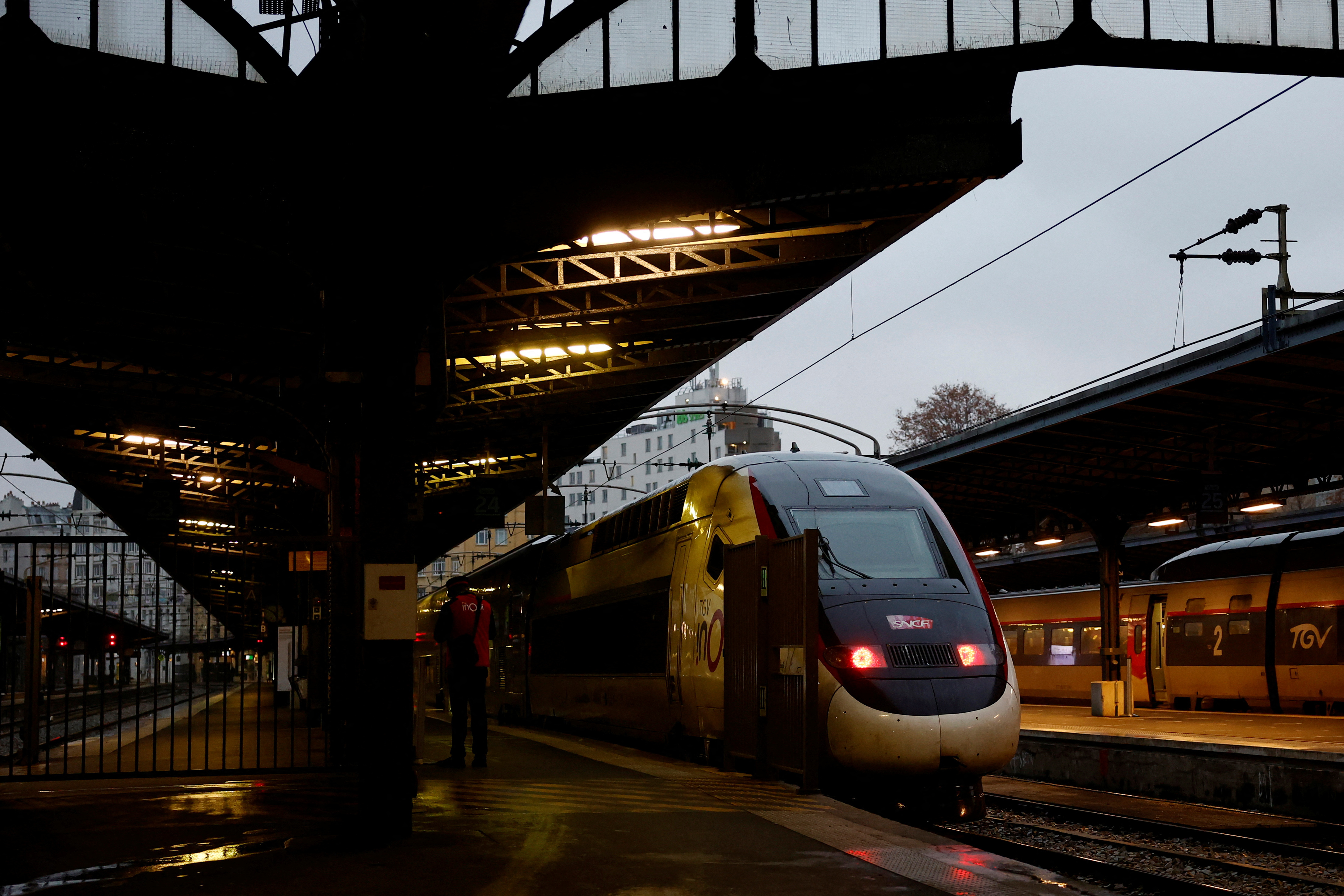 Un tren de alta velocidad TGV se ve en una plataforma en la estación de tren Gare de l'Est en París (Reuters/archivo)
