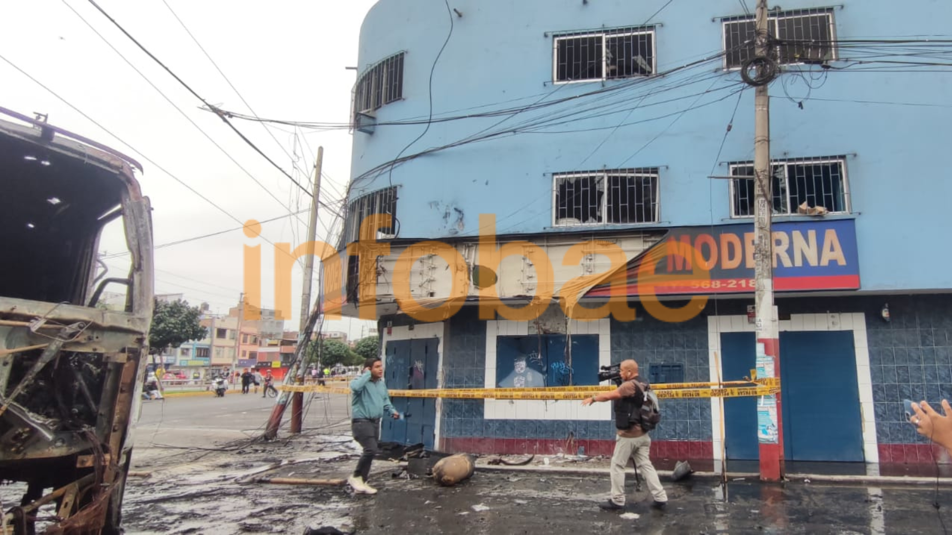 Explosión en SMP: Así quedaron las viviendas tras fuerte choque entre camión que transportaba gas y combi llena de pasajeros. (Infobae/Marilyn Corrales)