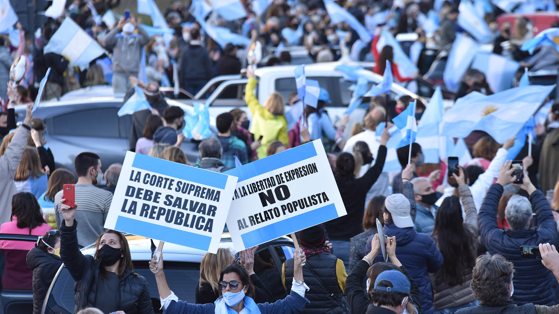 Entre las consignas que más se repitieron se destacaron las críticas a la reforma judicial que impulsa el oficialismo, los cuestionamiento a la cuarentena, el repudio contra la corrupción y el reclamo de mayor seguridad.